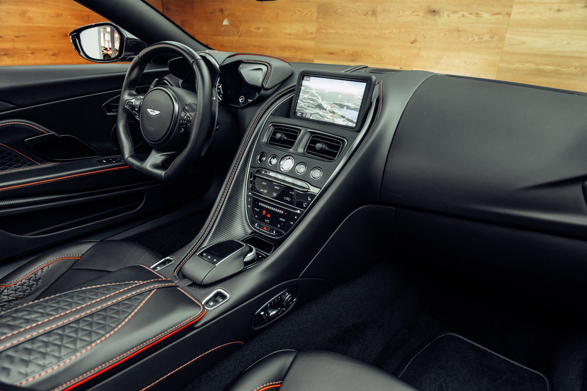 ASTON MARTIN DBS Superleggera Volante-image-5