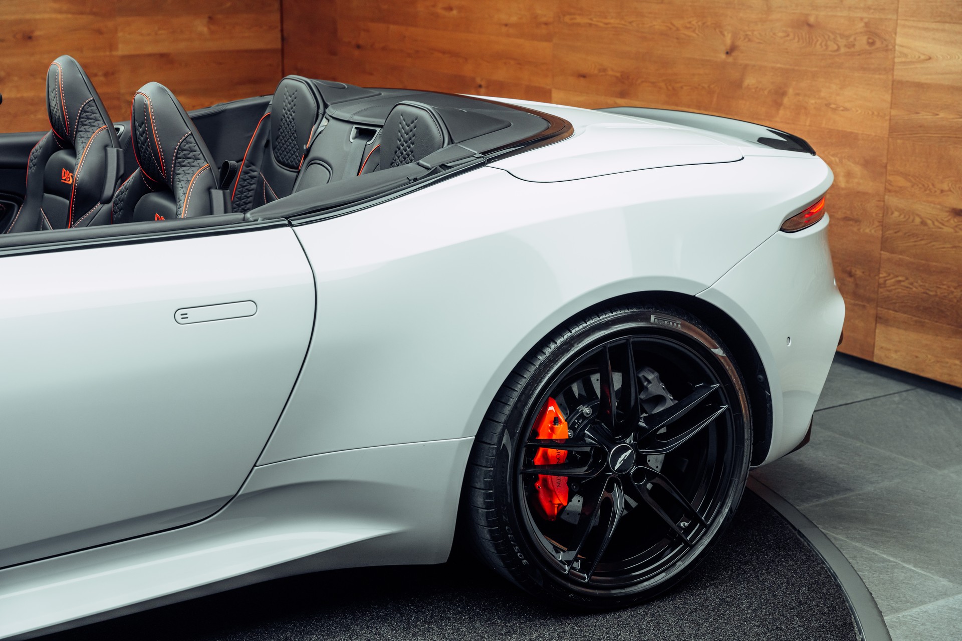 ASTON MARTIN DBS Superleggera Volante-image-27