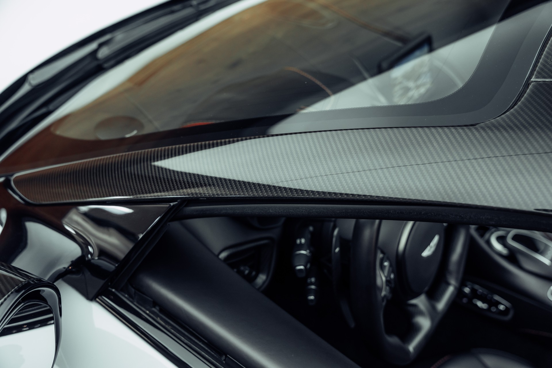 ASTON MARTIN DBS Superleggera Volante-image-21