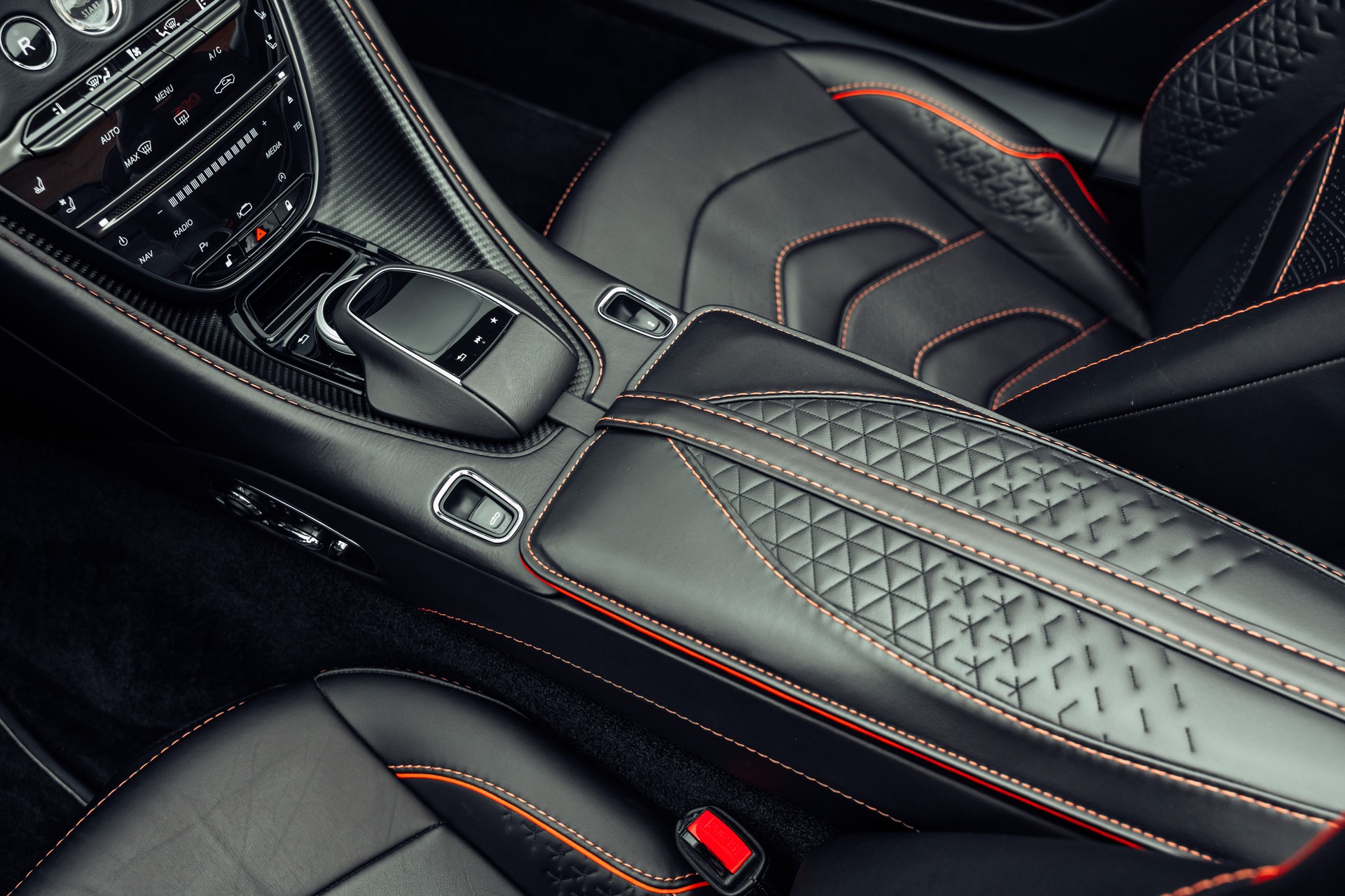ASTON MARTIN DBS Superleggera Volante-image-14