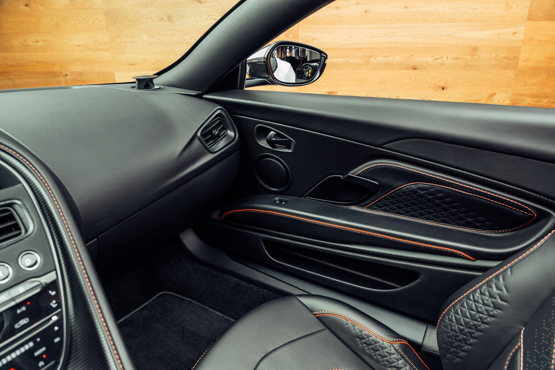 ASTON MARTIN DBS Superleggera Volante-image-12