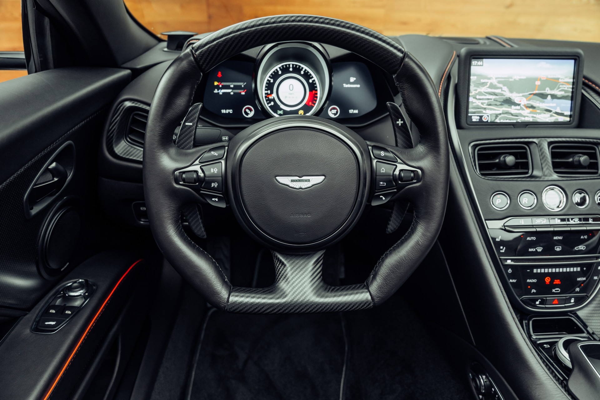 ASTON MARTIN DBS Superleggera Volante-image-16