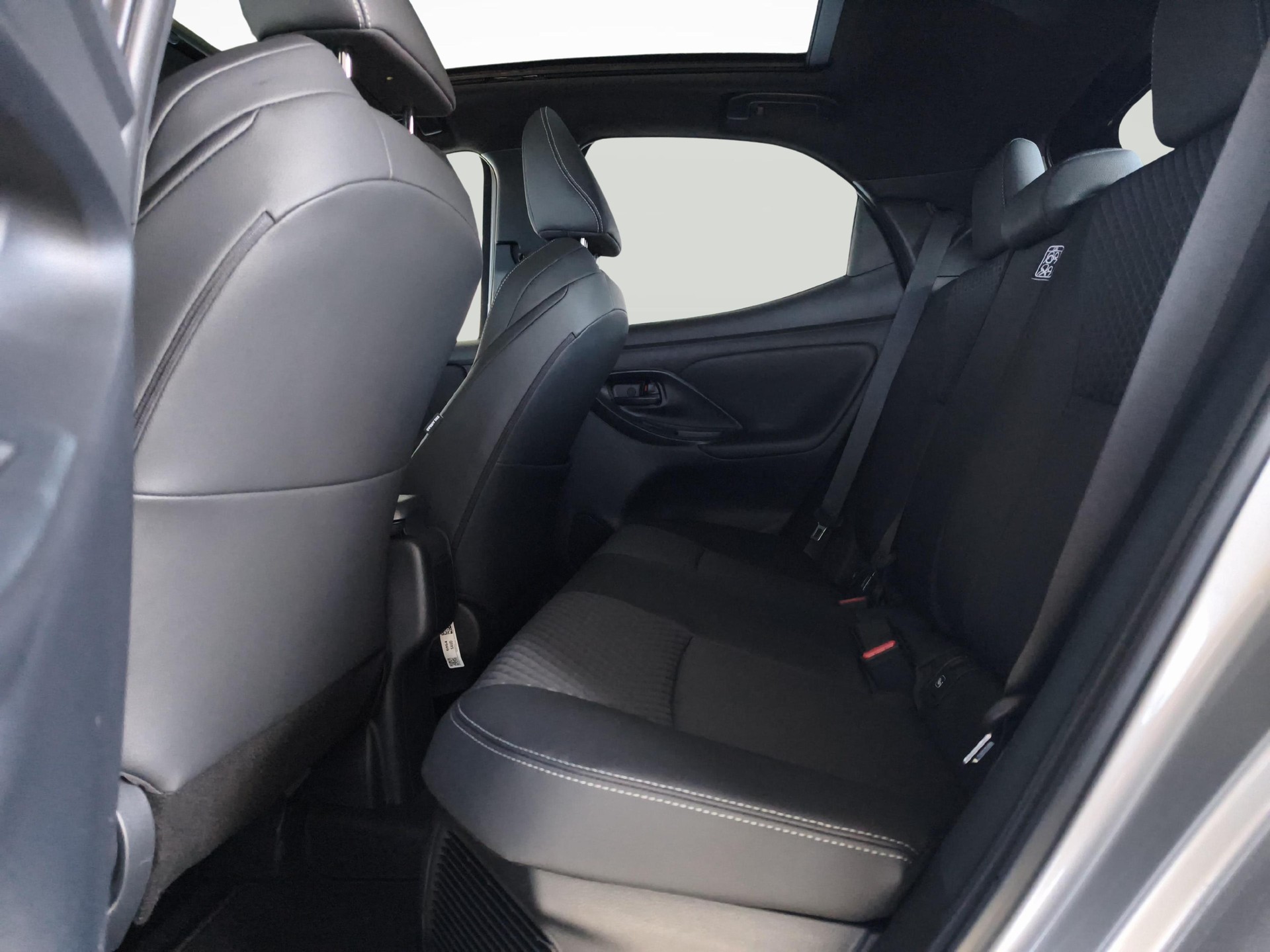 TOYOTA Yaris 1.5 VVT-i HSD Premium-image-11