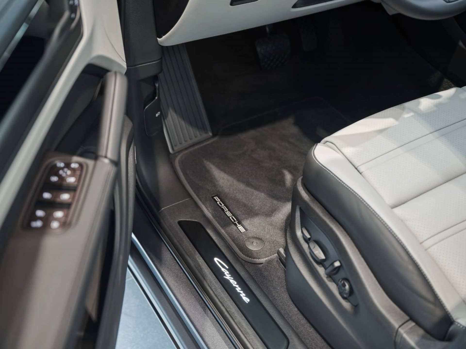 PORSCHE Cayenne E-Hybrid Coupé Black Edition-image-20