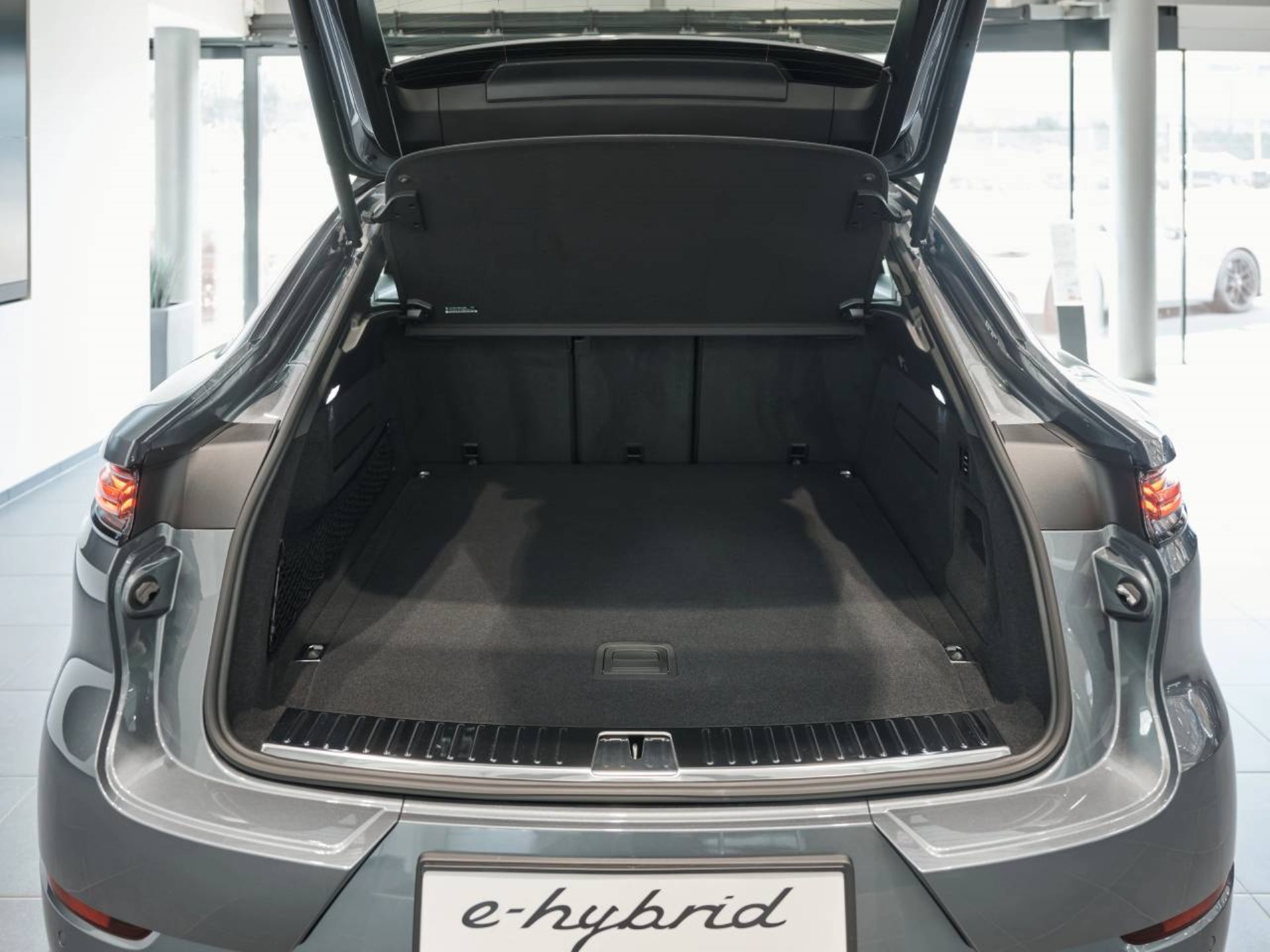 PORSCHE Cayenne E-Hybrid Coupé Black Edition-image-11