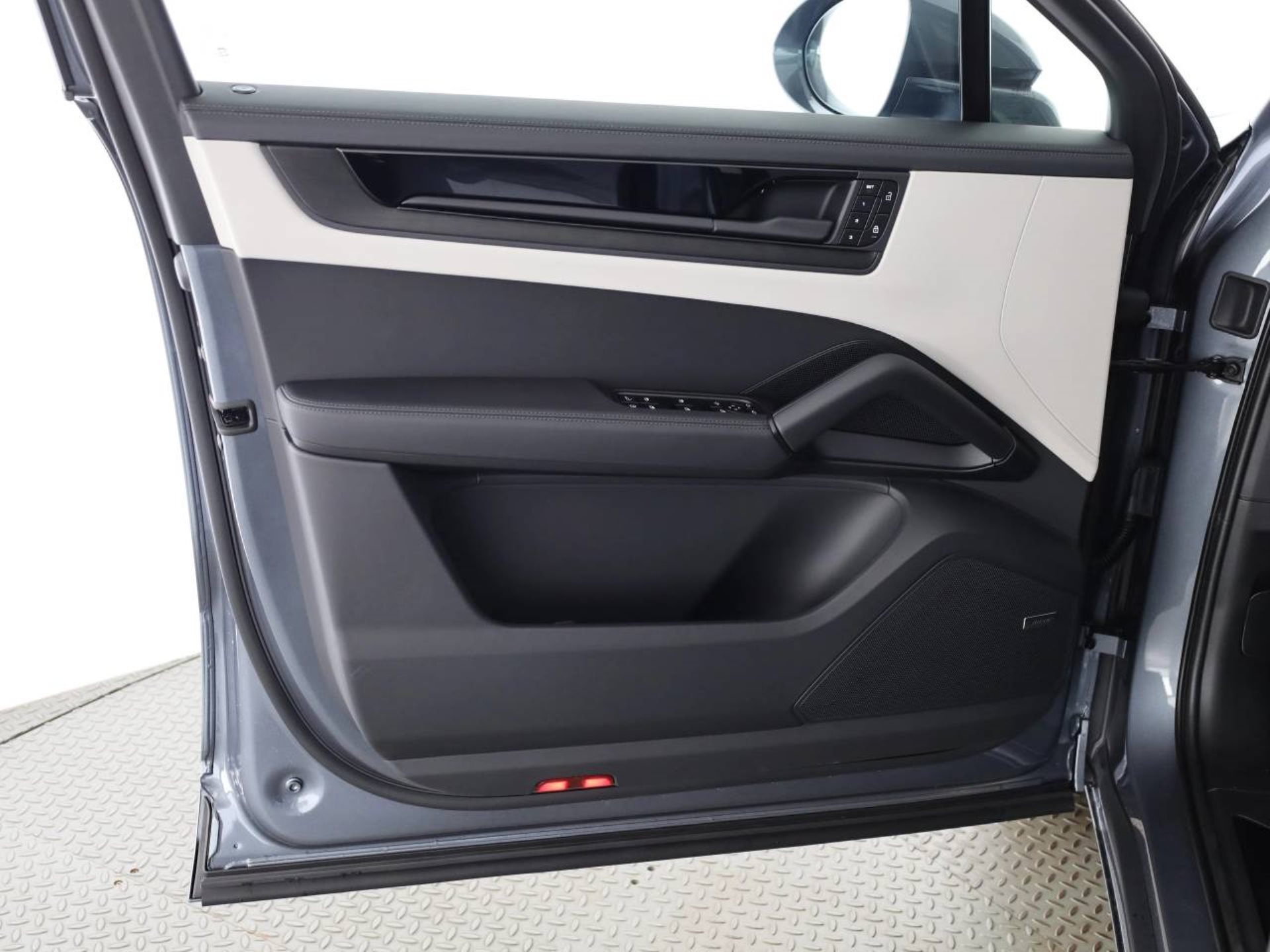 PORSCHE Cayenne E-Hybrid Coupé Black Edition-image-23