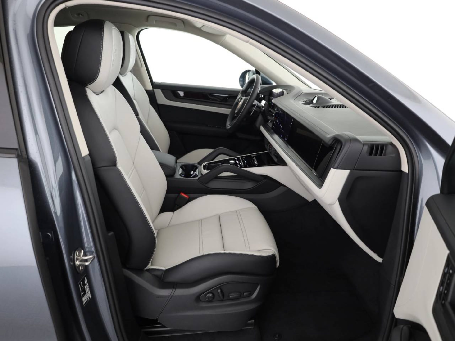 PORSCHE Cayenne E-Hybrid Coupé Black Edition-image-21