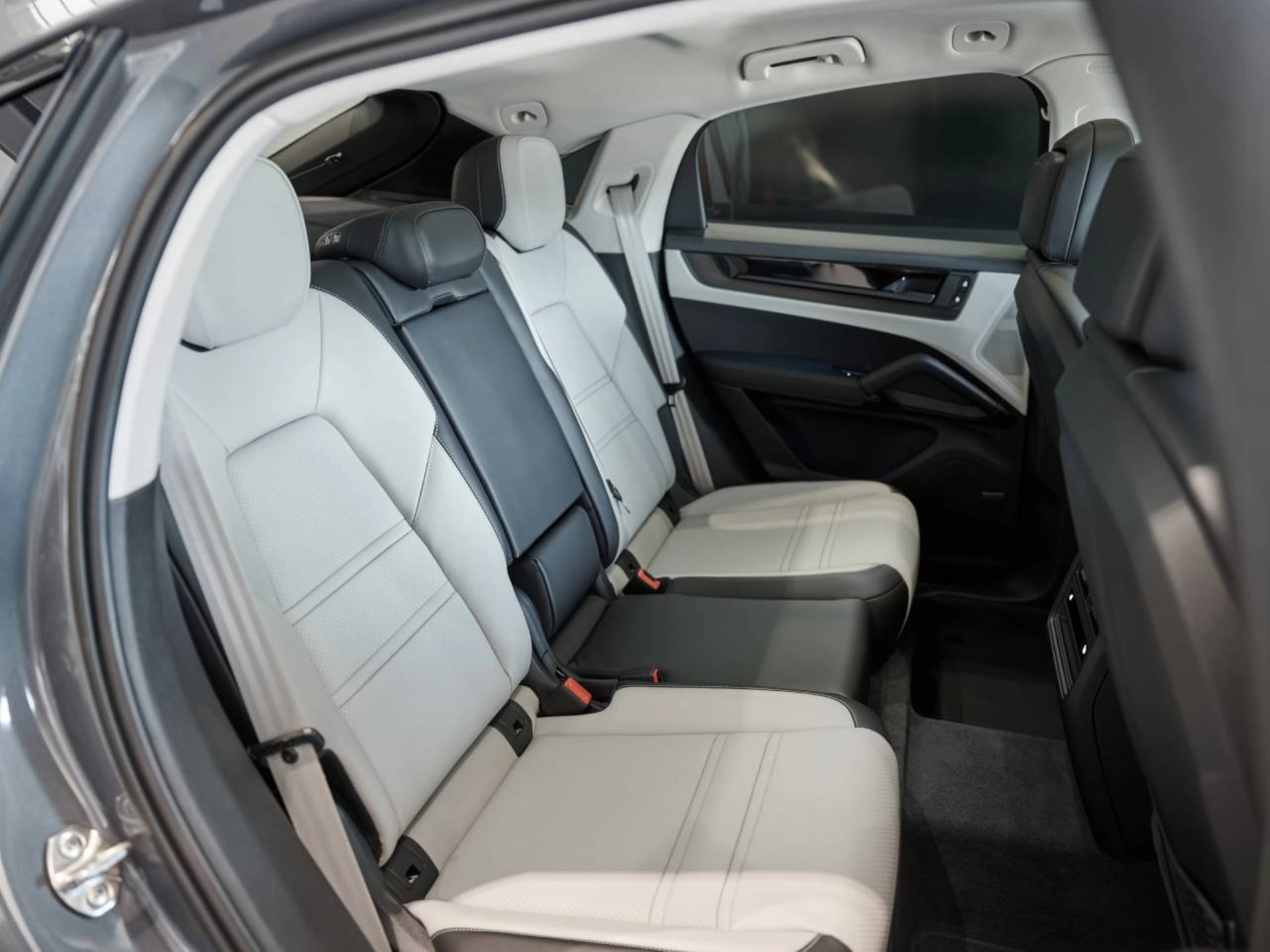 PORSCHE Cayenne E-Hybrid Coupé Black Edition-image-18