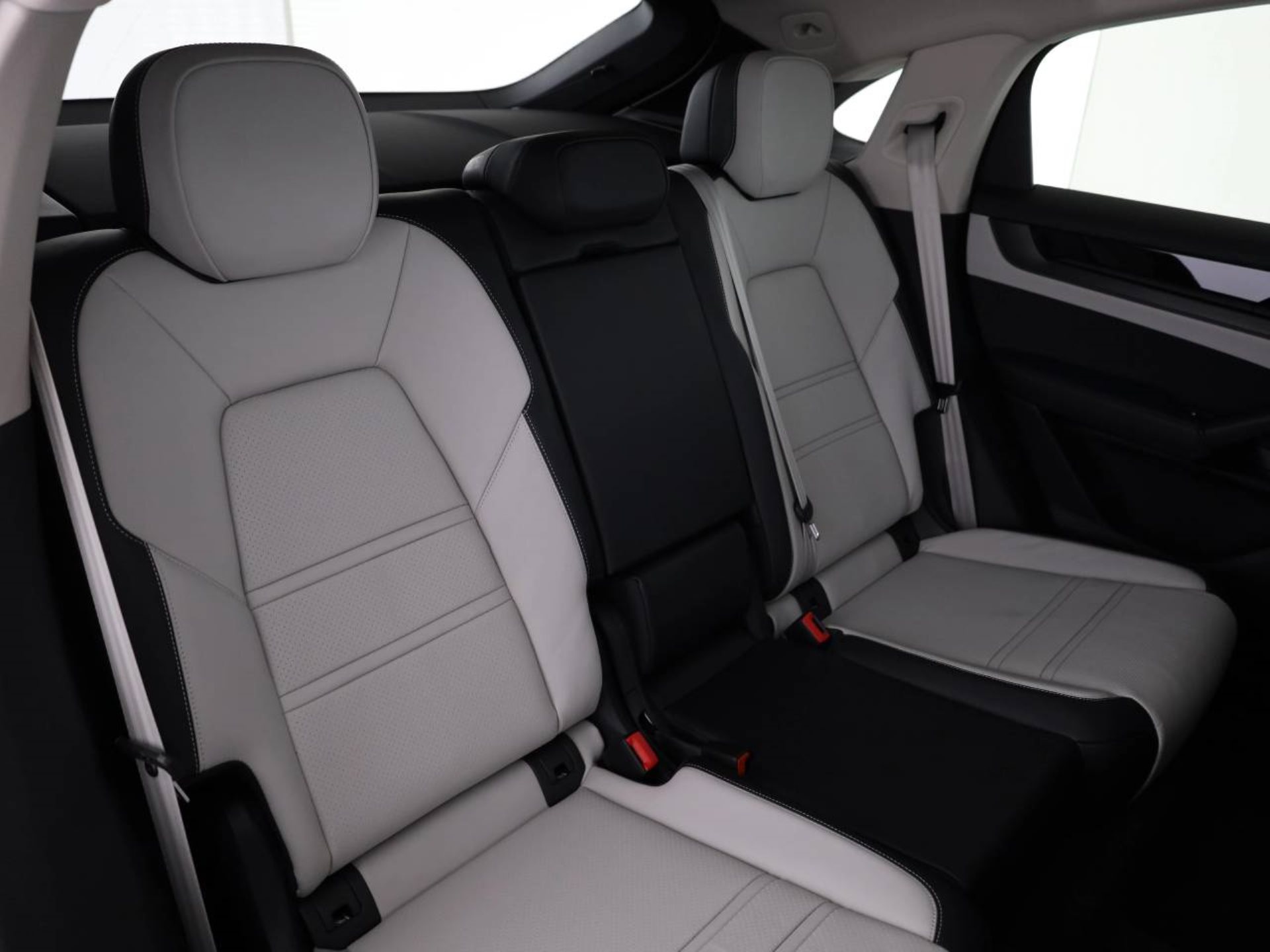 PORSCHE Cayenne E-Hybrid Coupé Black Edition-image-22
