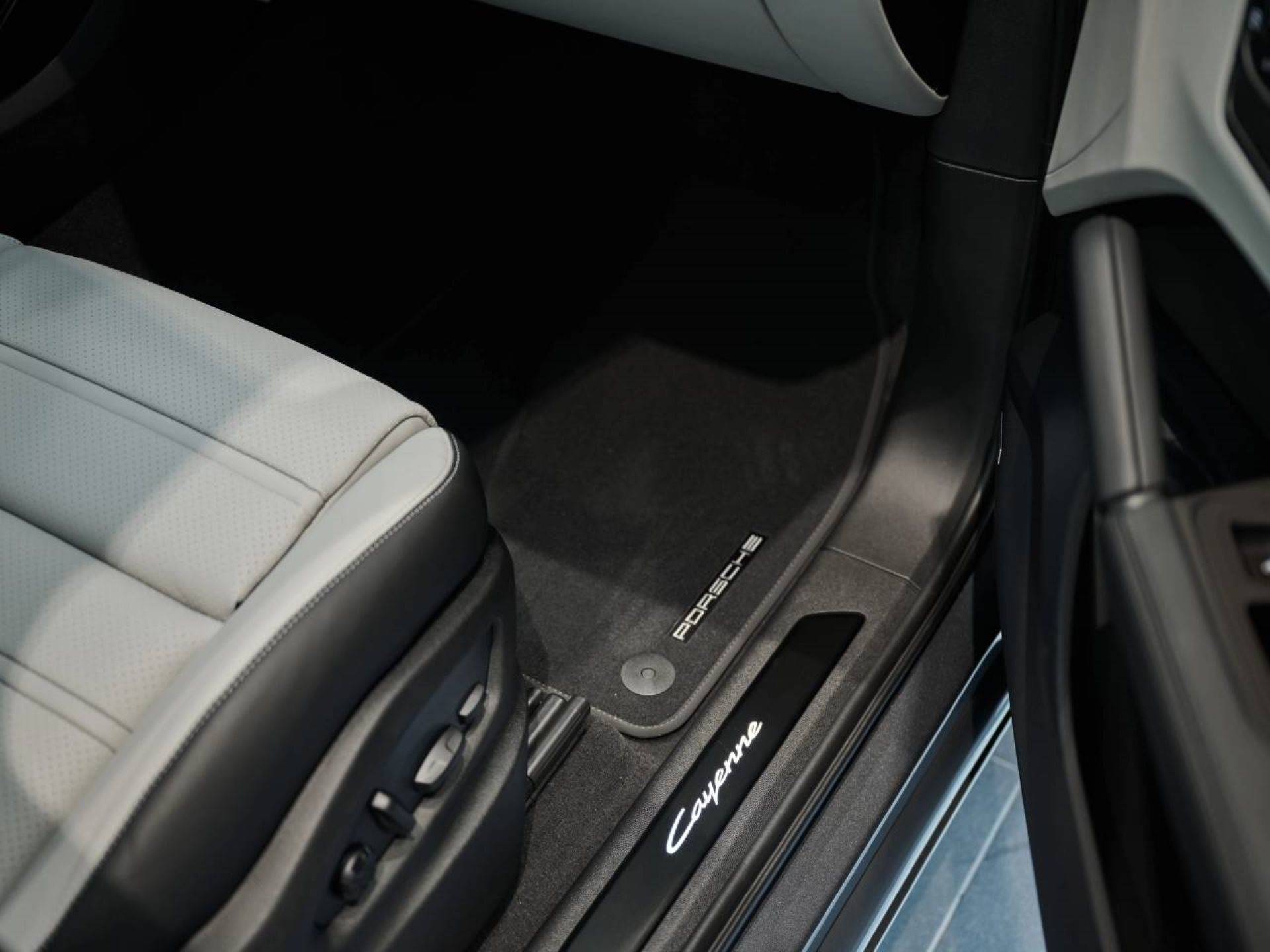 PORSCHE Cayenne E-Hybrid Coupé Black Edition-image-22