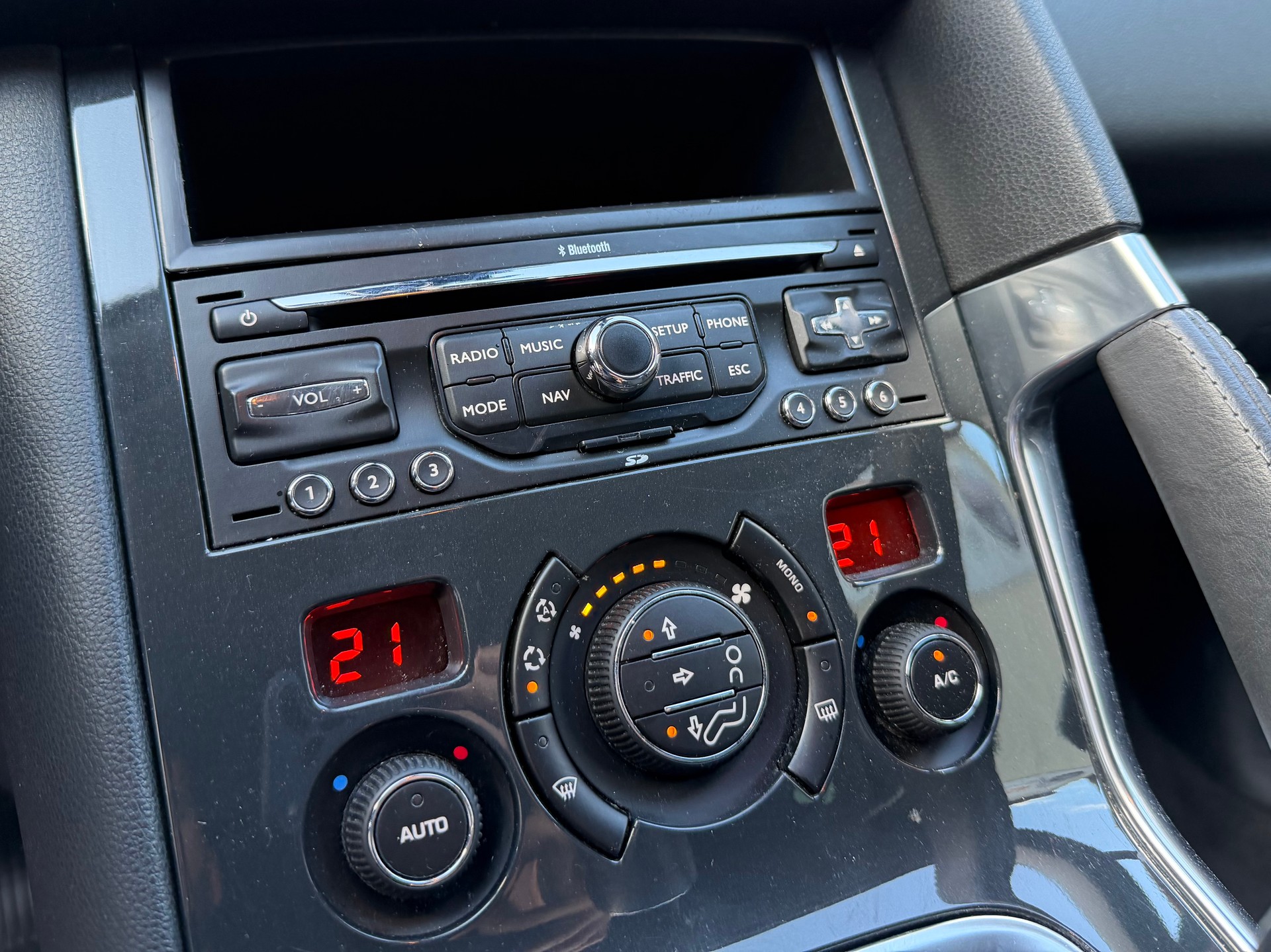 PEUGEOT 3008 2.0 HDI Allure Tiptronic Automat *Top-Zustand*-image-7