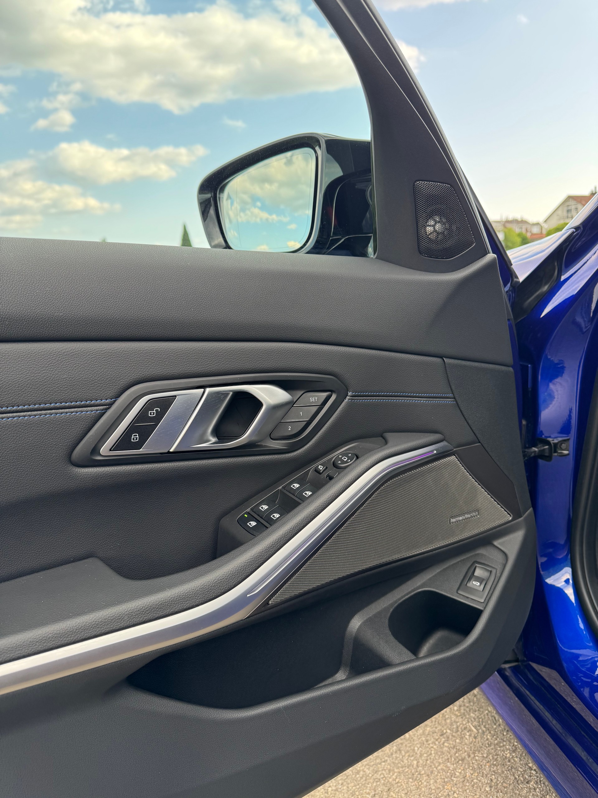 BMW M340i xDrive - San Marino Blau-image-9