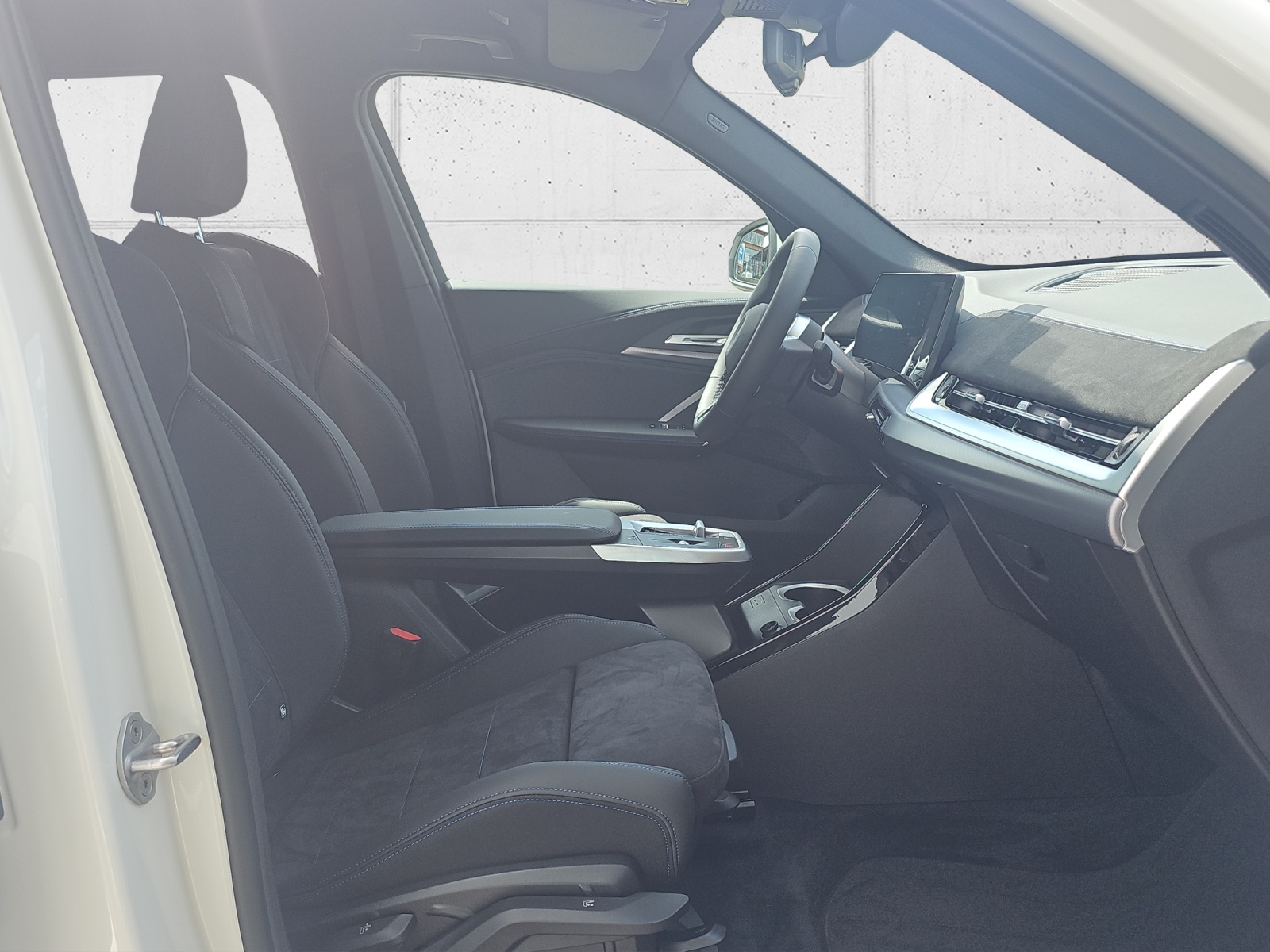BMW iX1 xDrive 30 M Sport-image-16