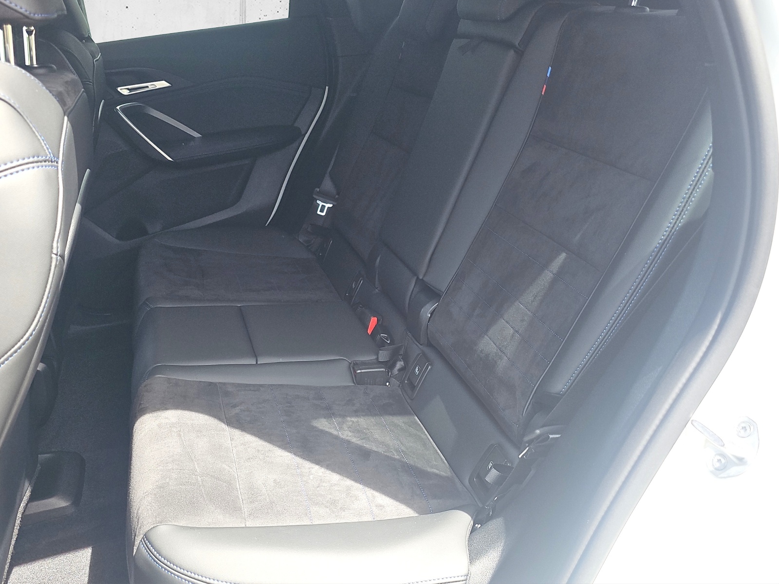 BMW iX1 xDrive 30 M Sport-image-13