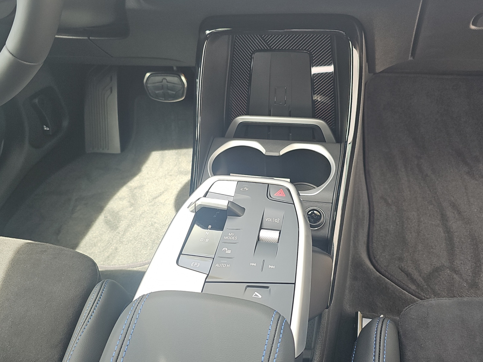BMW iX1 xDrive 30 M Sport-image-17