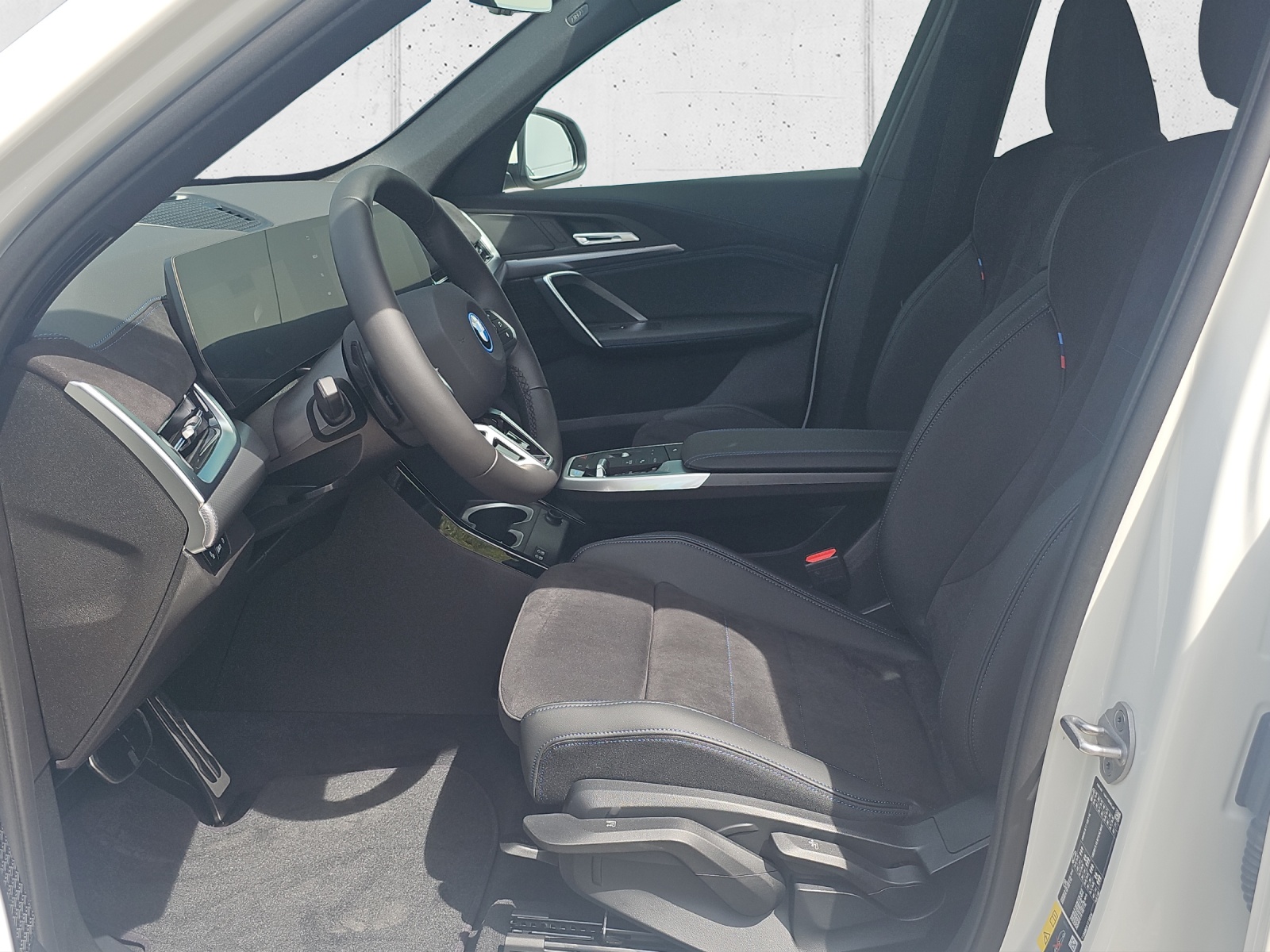 BMW iX1 xDrive 30 M Sport-image-9