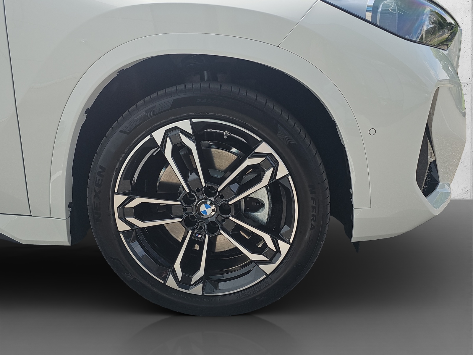 BMW iX1 xDrive 30 M Sport-image-8