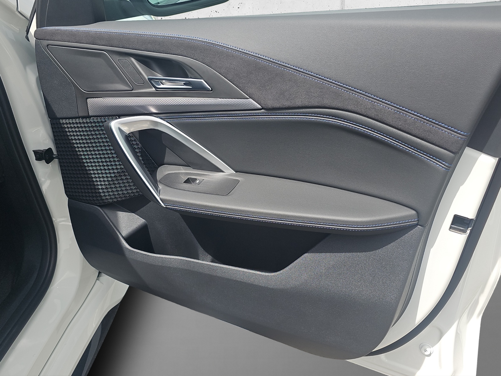 BMW iX1 xDrive 30 M Sport-image-18