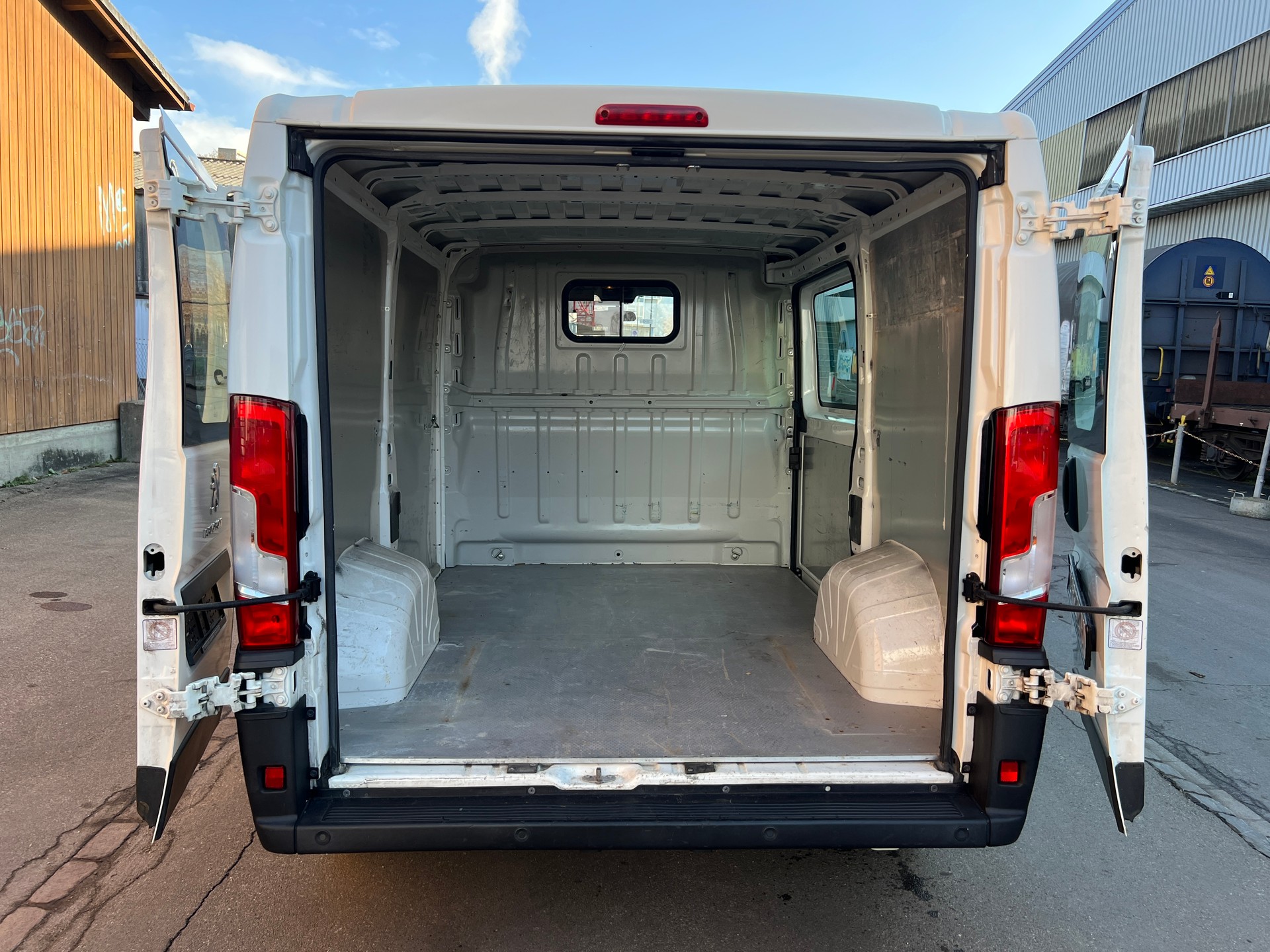PEUGEOT Boxer 2.0 HDI 333 Active L1H1-image-8