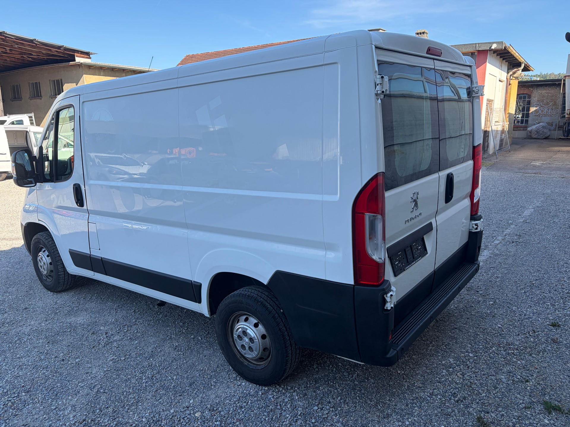 PEUGEOT Boxer 2.0 HDI 333 Active L1H1-image-3