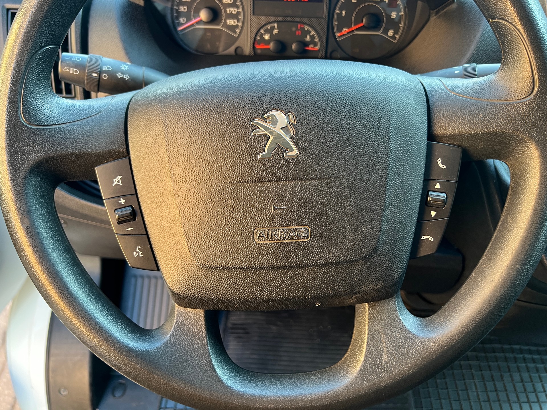 PEUGEOT Boxer 2.0 HDI 333 Active L1H1-image-13