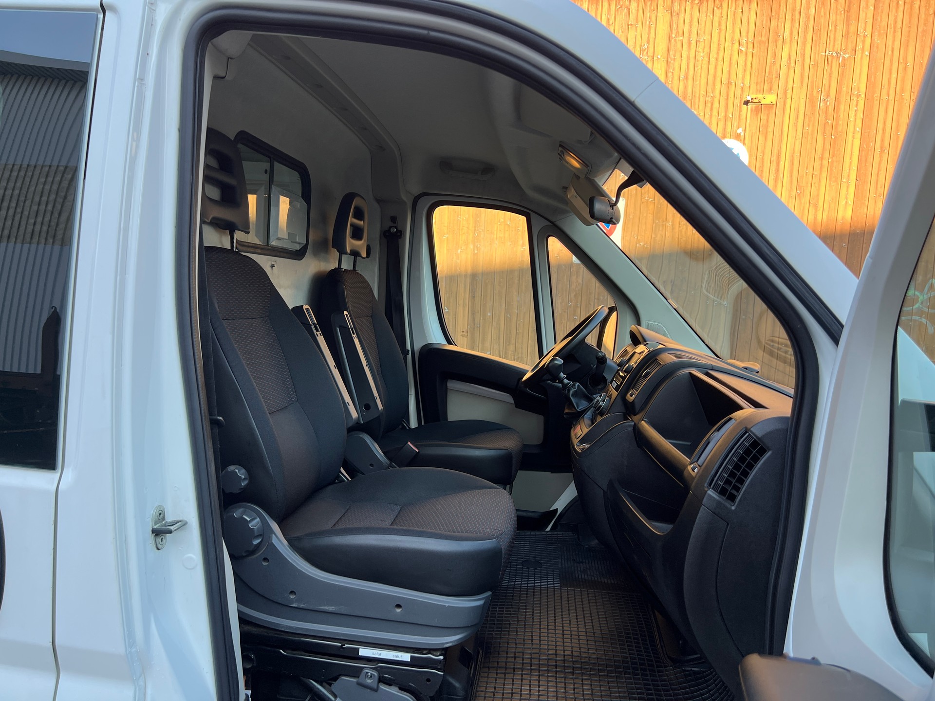 PEUGEOT Boxer 2.0 HDI 333 Active L1H1-image-10