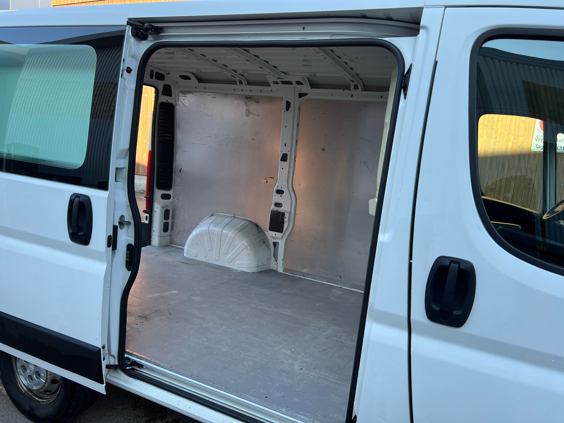 PEUGEOT Boxer 2.0 HDI 333 Active L1H1-image-9