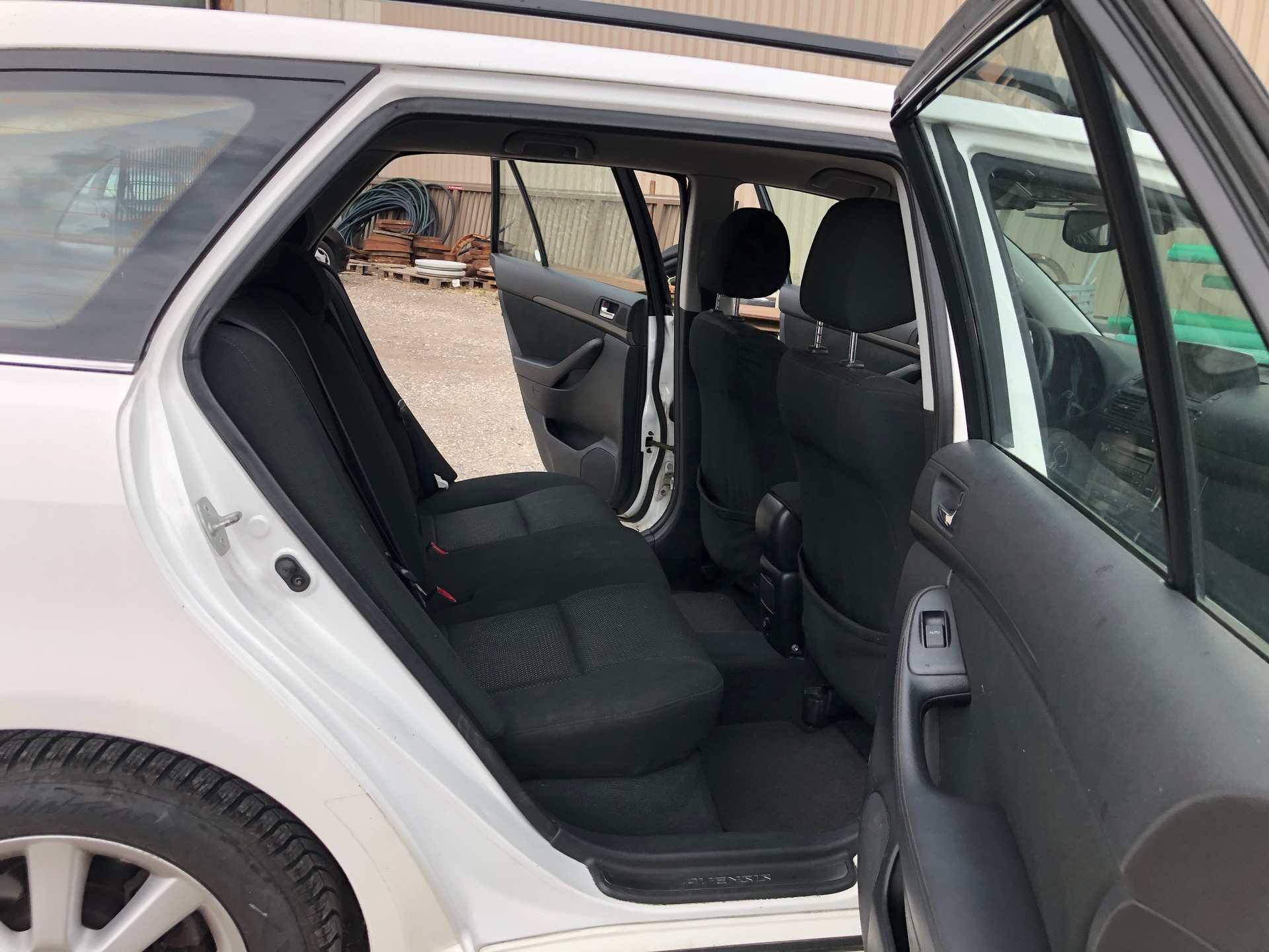TOYOTA Avensis 2.0 D4 VVT-i Linea Sol Sportswagon-image-9