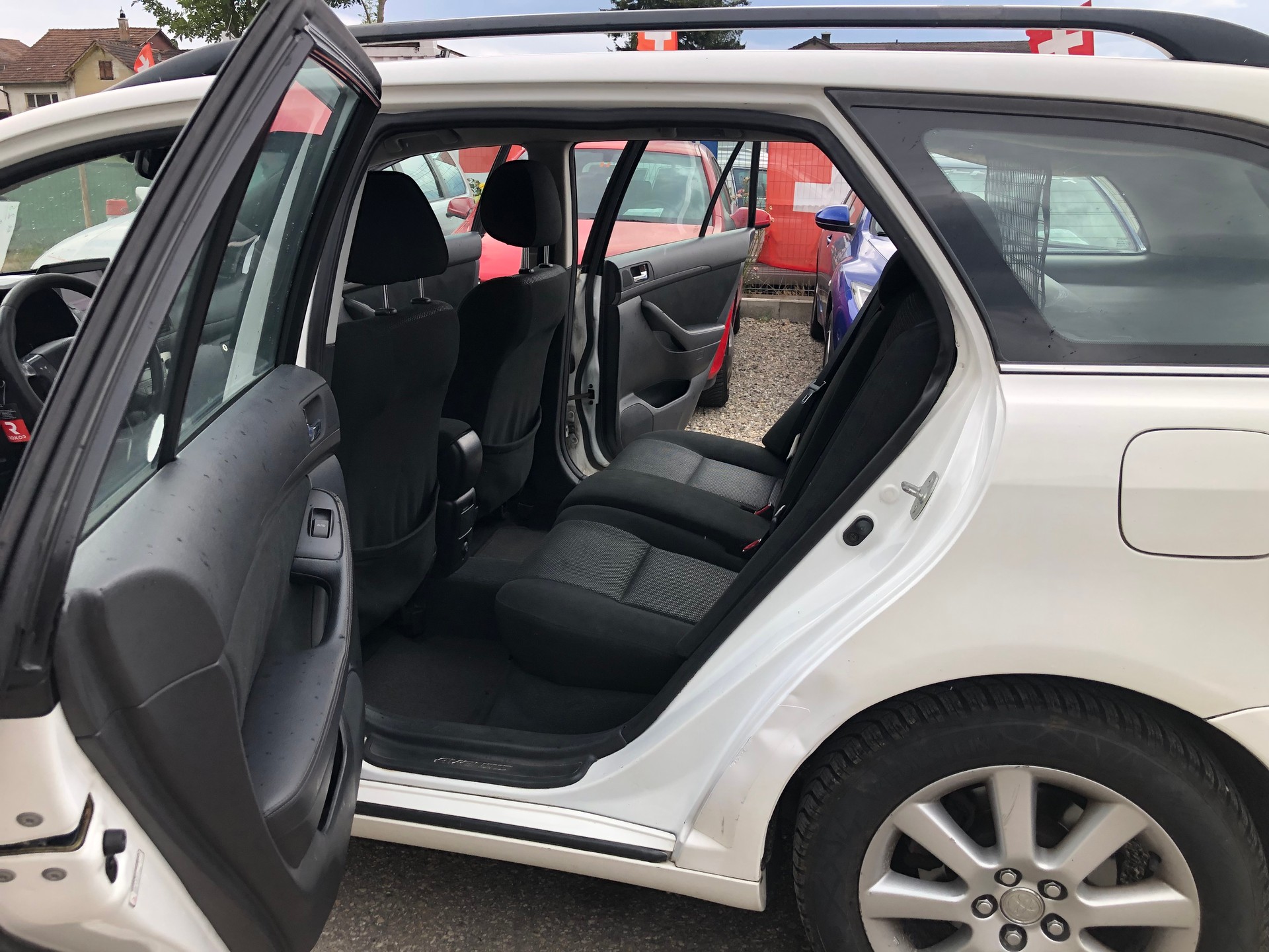 TOYOTA Avensis 2.0 D4 VVT-i Linea Sol Sportswagon-image-8