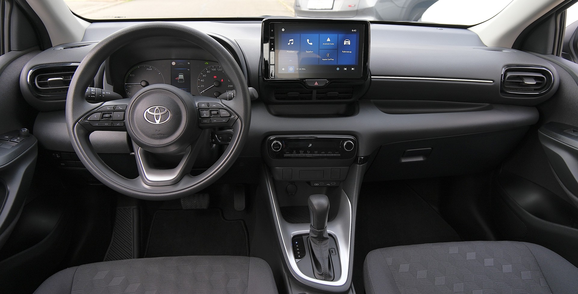 TOYOTA Yaris 1.5 Comfort e-CVT-image-15