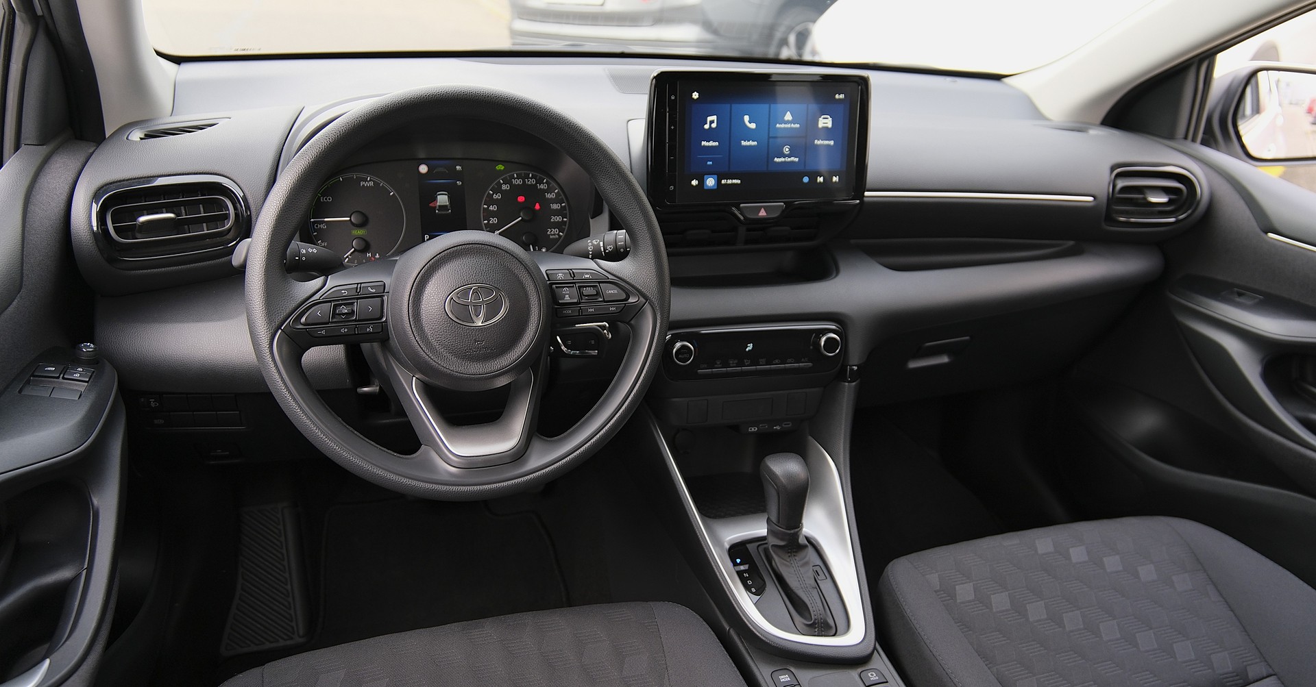 TOYOTA Yaris 1.5 Comfort e-CVT-image-5