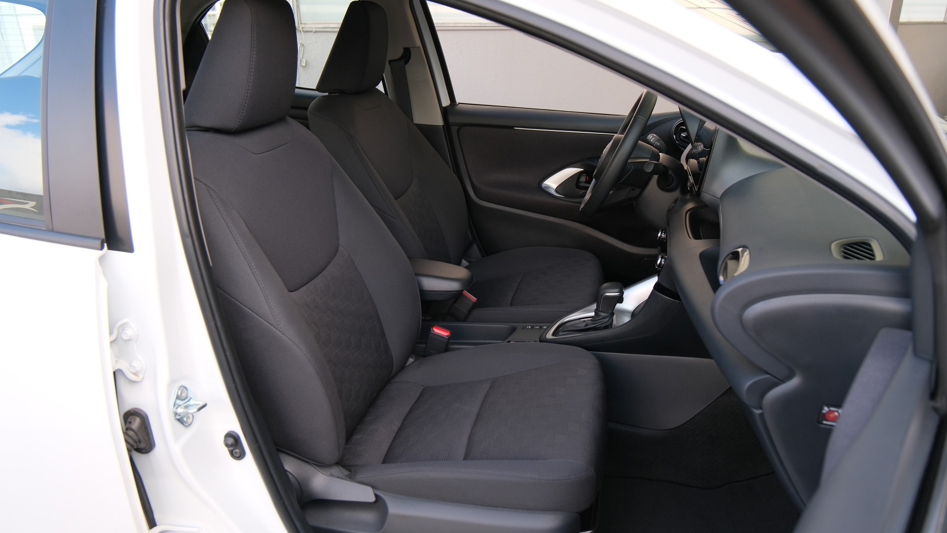TOYOTA Yaris 1.5 Comfort e-CVT-image-19