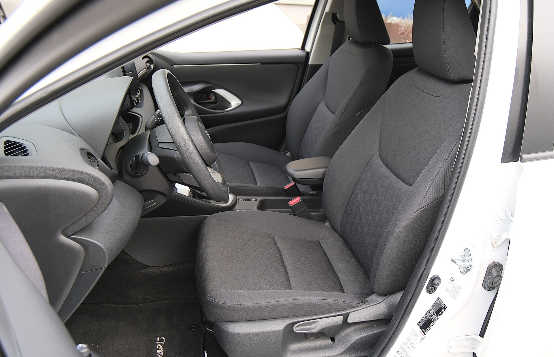 TOYOTA Yaris 1.5 Comfort e-CVT-image-3