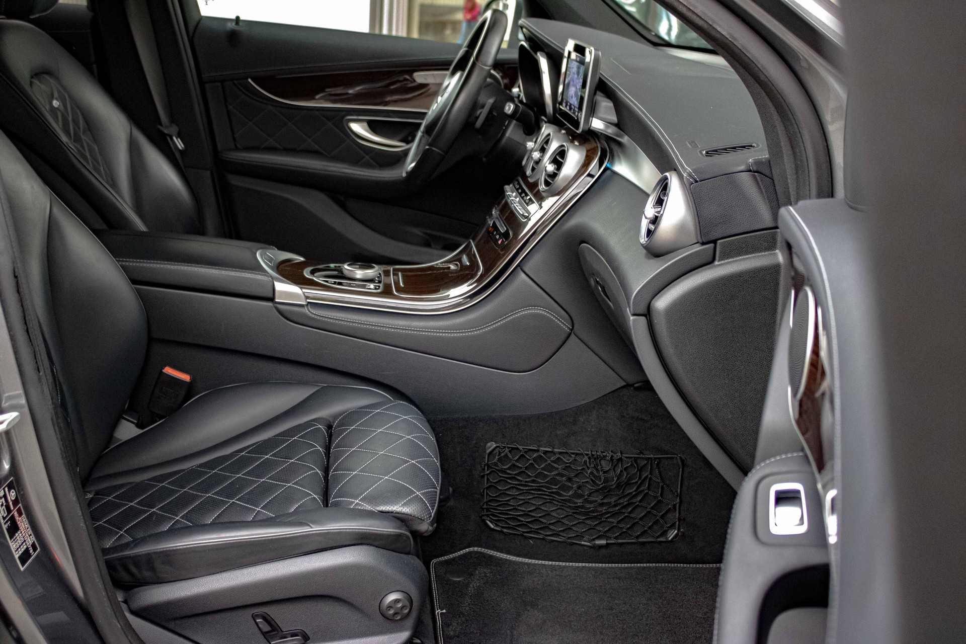 MERCEDES-BENZ GLC 250 AMG Line Edition 1 4Matic 9G-Tronic-image-14