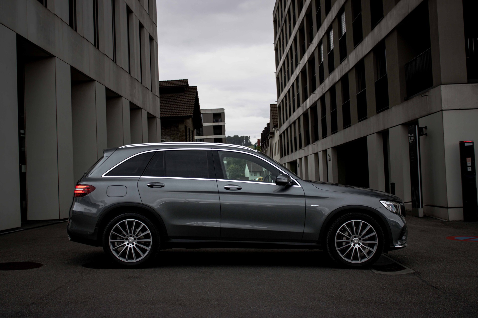 MERCEDES-BENZ GLC 250 AMG Line Edition 1 4Matic 9G-Tronic-image-5