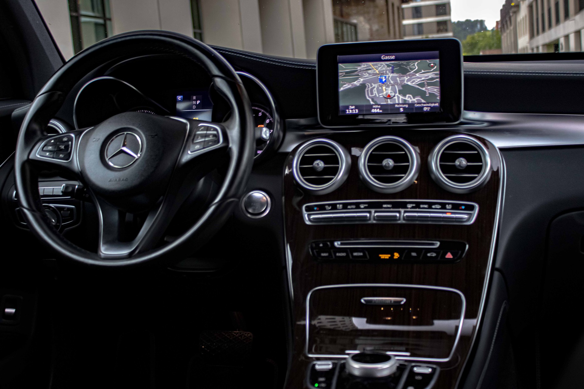MERCEDES-BENZ GLC 250 AMG Line Edition 1 4Matic 9G-Tronic-image-10