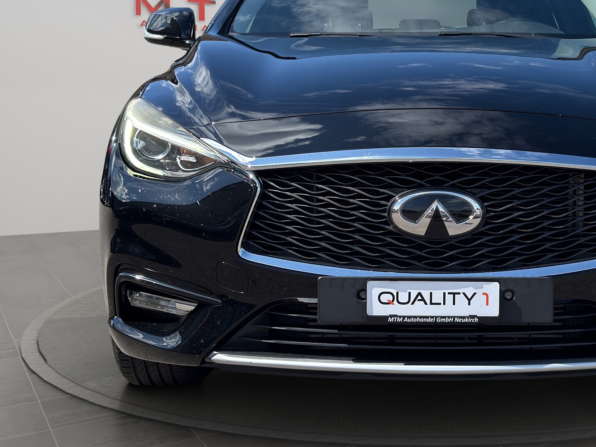 INFINITI Q30 1.5d Business Executive FWD-showroom-element-3