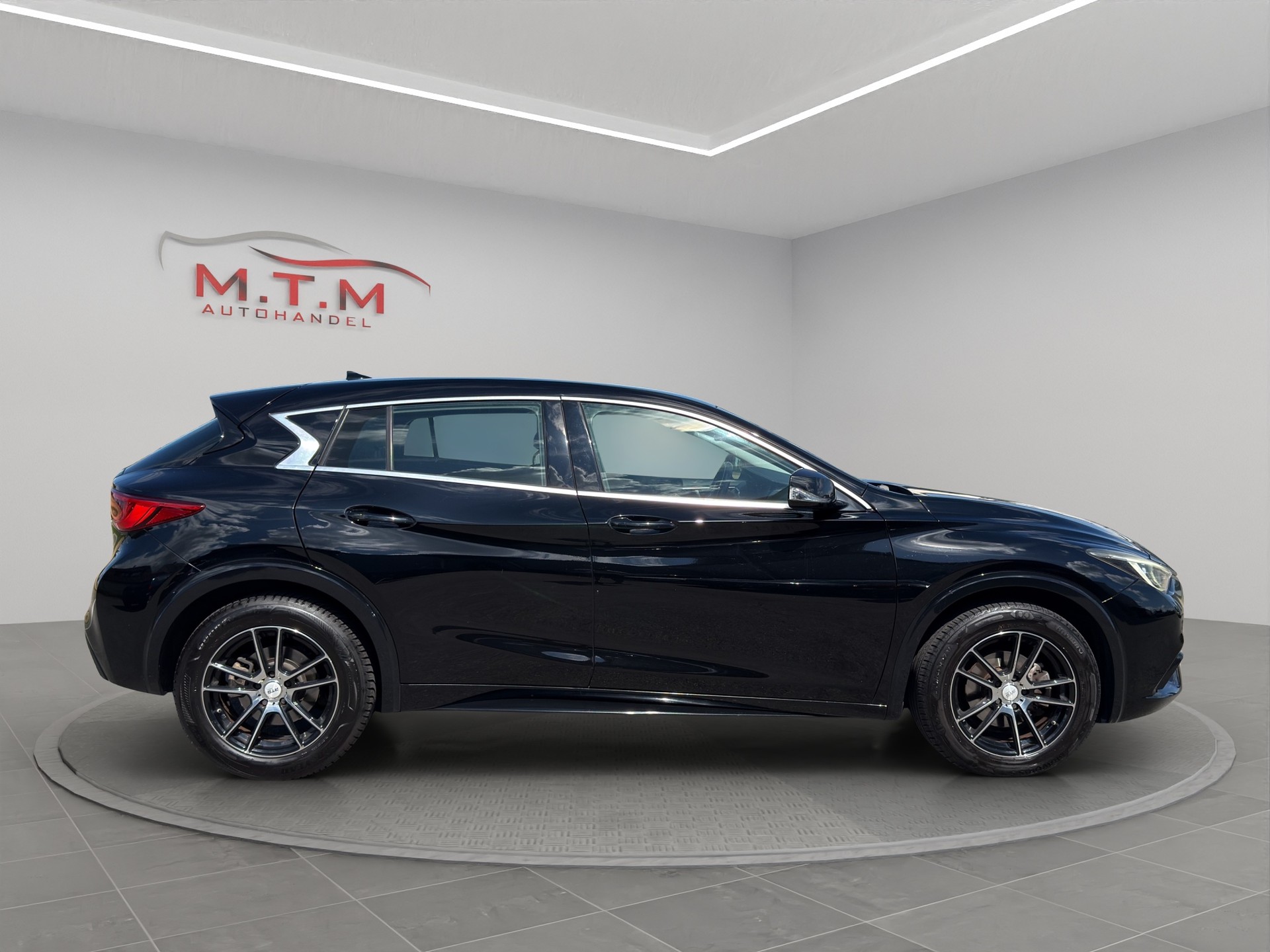 INFINITI Q30 1.5d Business Executive FWD-image-13