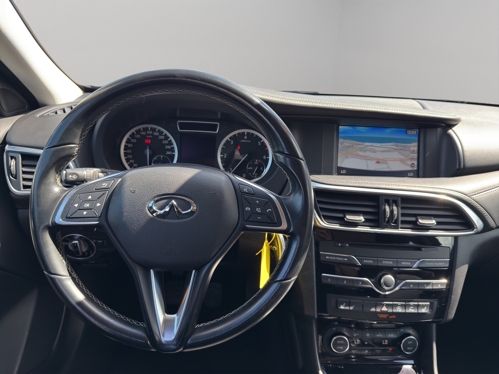 INFINITI Q30 1.5d Business Executive FWD-image-15