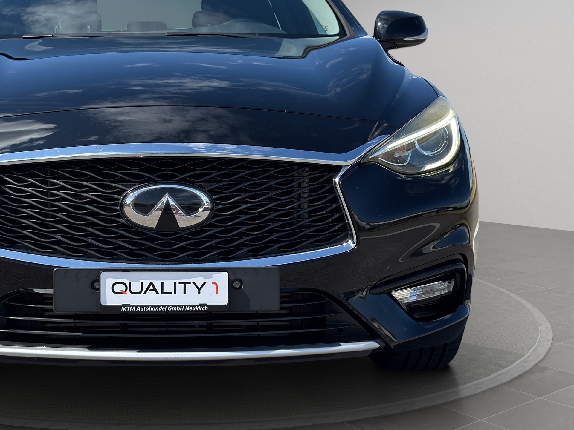 INFINITI Q30 1.5d Business Executive FWD-image-4