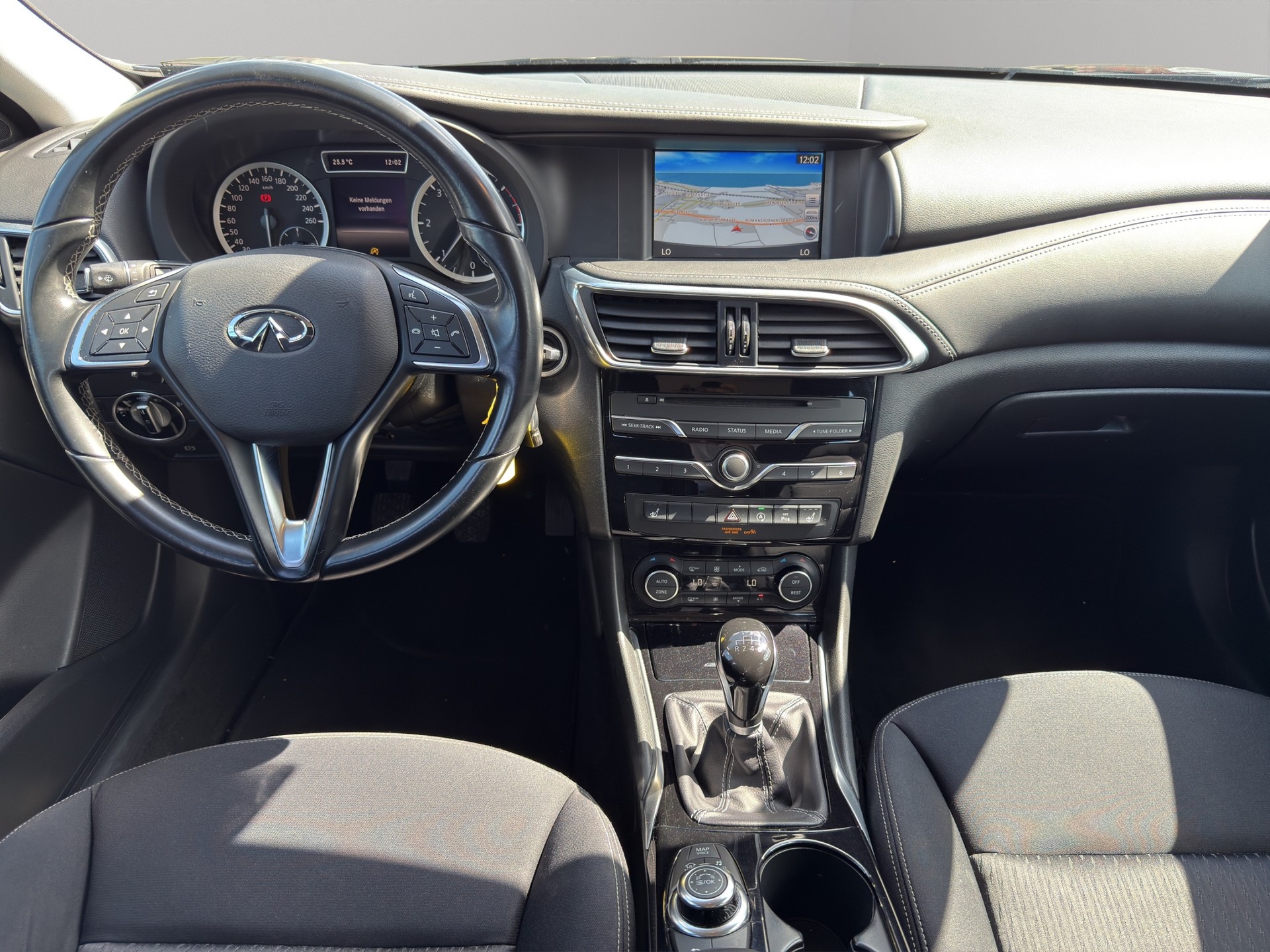 INFINITI Q30 1.5d Business Executive FWD-image-19