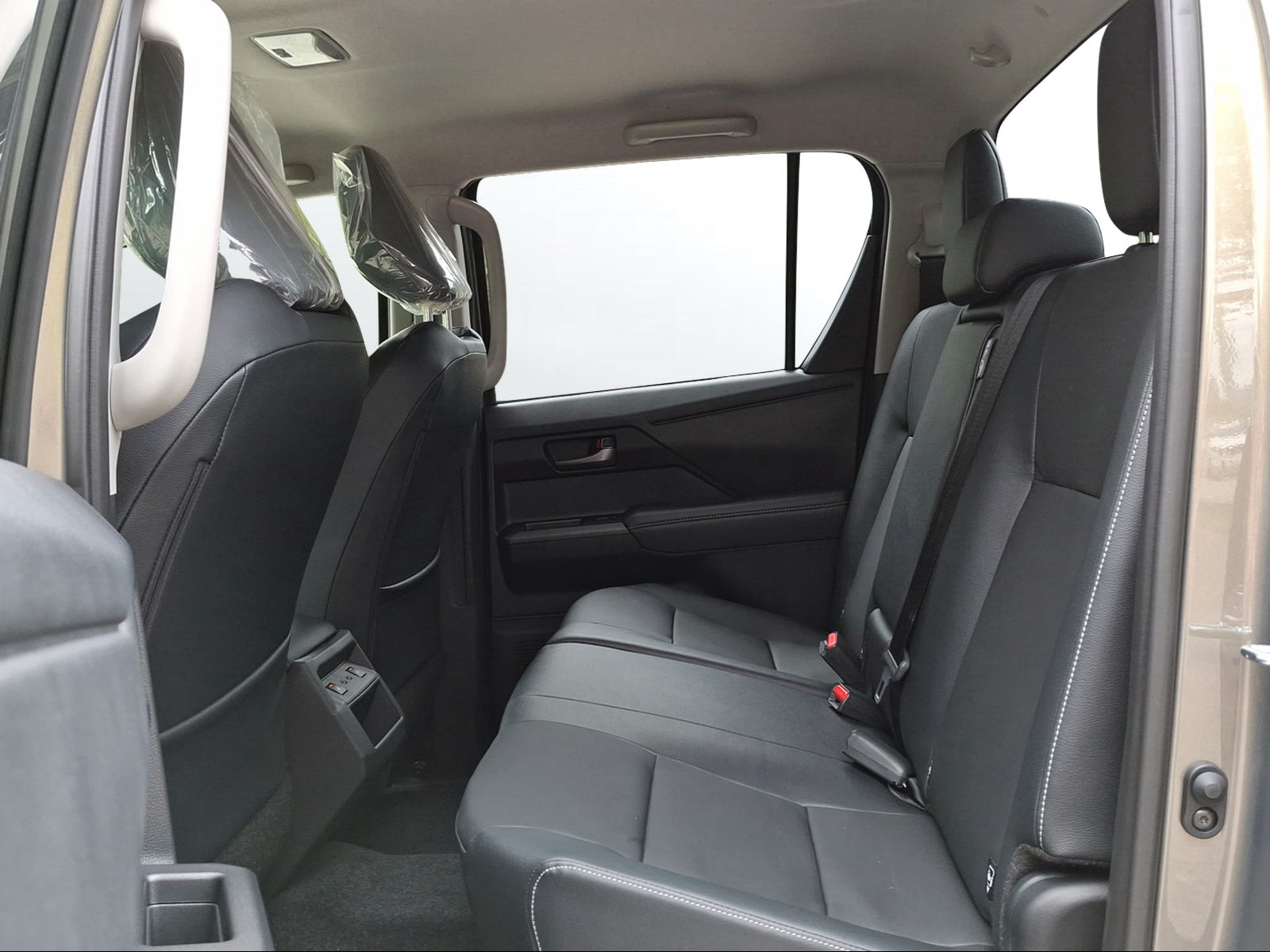TOYOTA Hilux 2.8d MHEV Invincible Double Cab 4x4-image-8