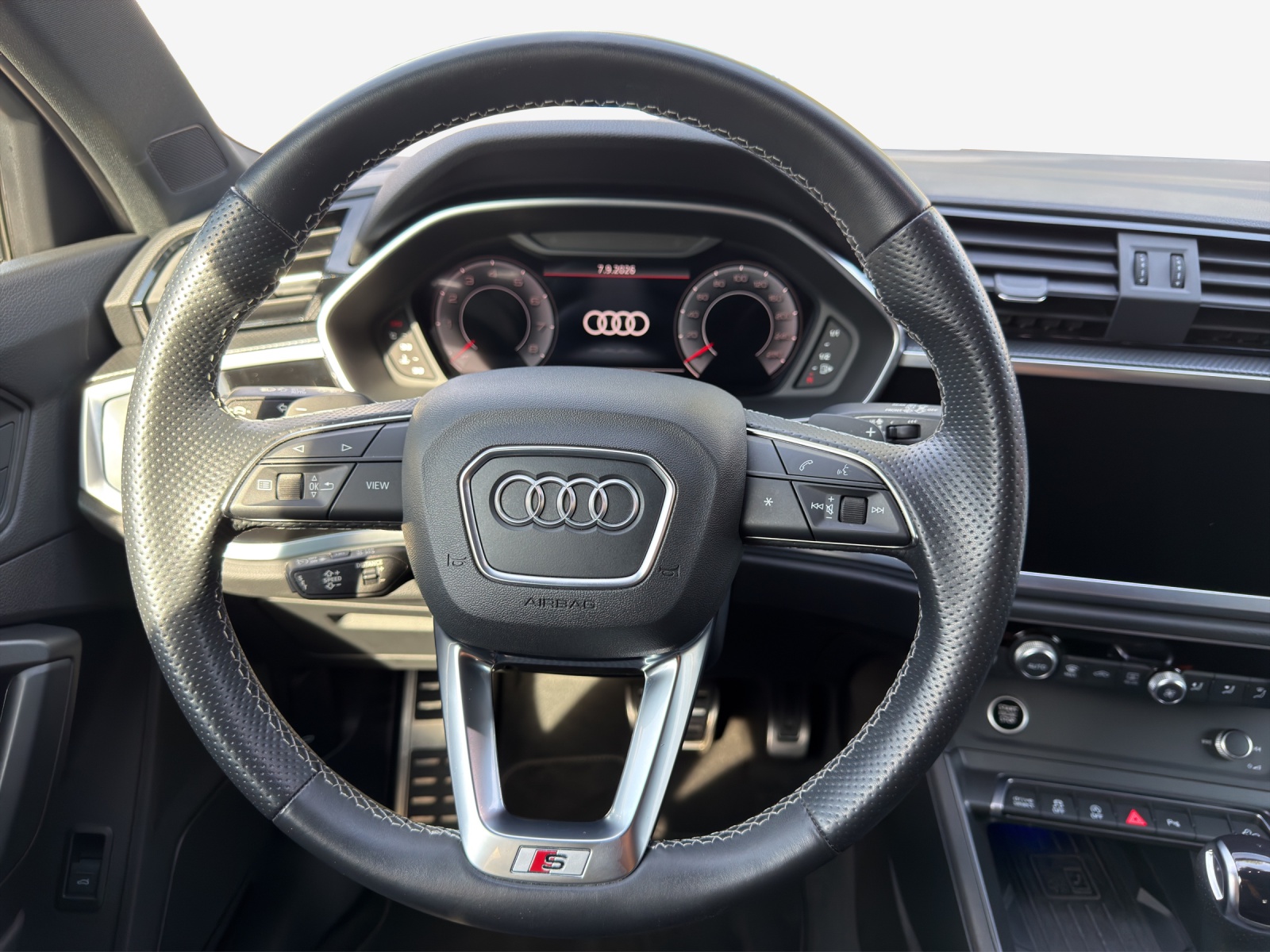 AUDI Q3 45 TFSI S line quattro S-tronic-image-9