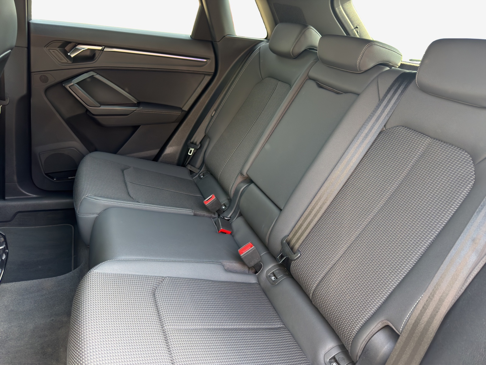 AUDI Q3 45 TFSI S line quattro S-tronic-image-11