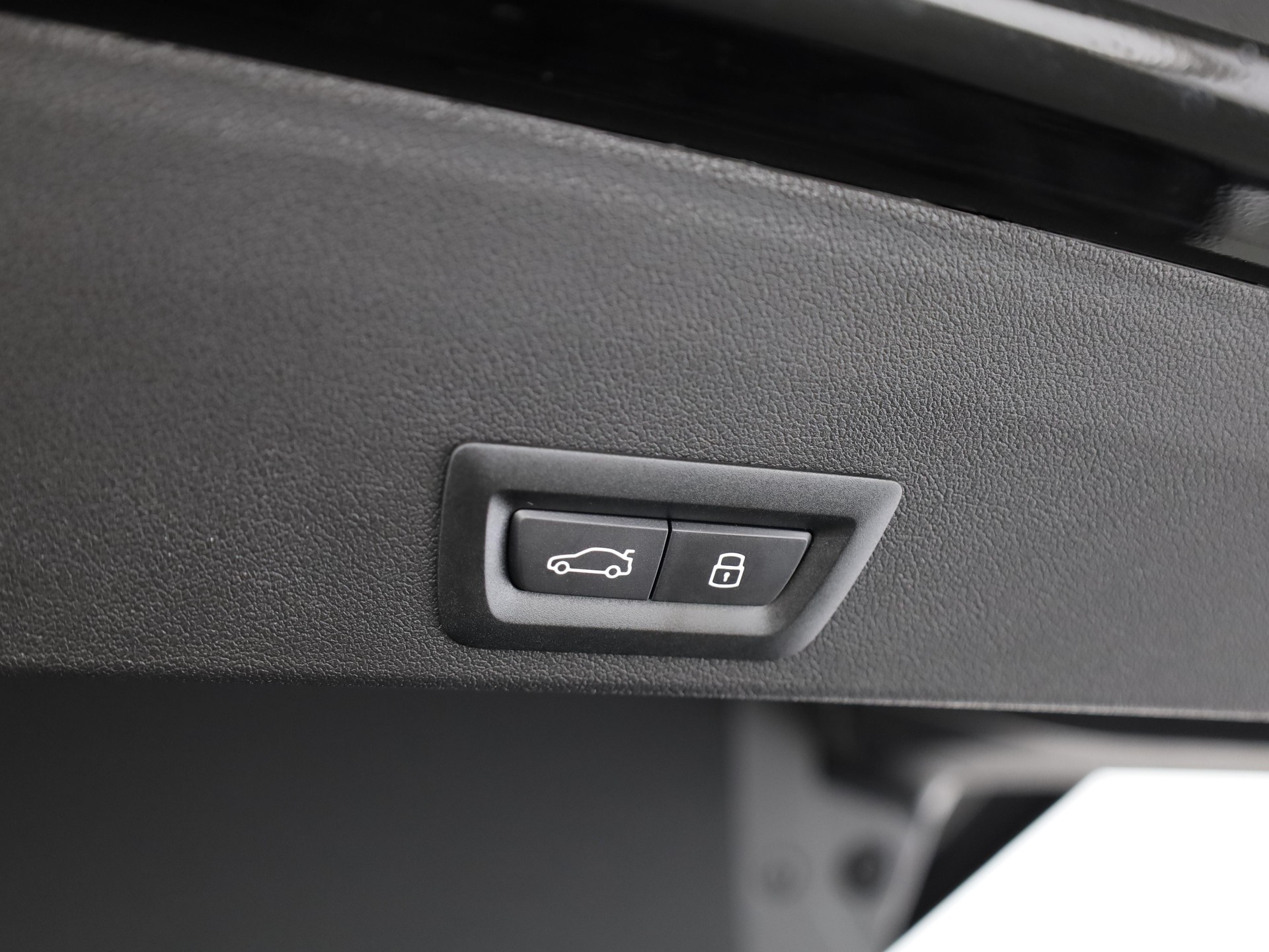 BMW XM 50e Plug-in Hybrid-image-9