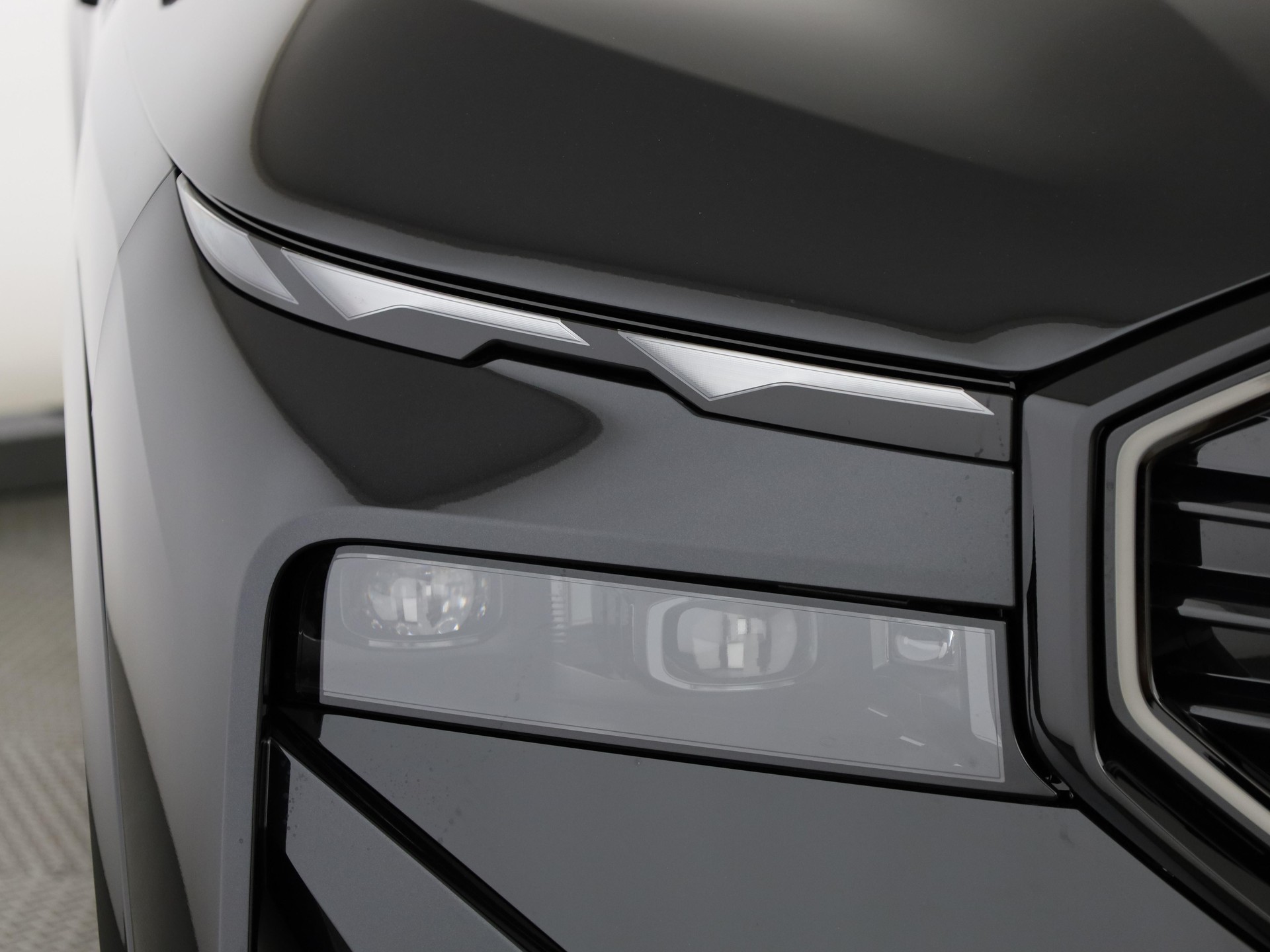 BMW XM 50e Plug-in Hybrid-image-5