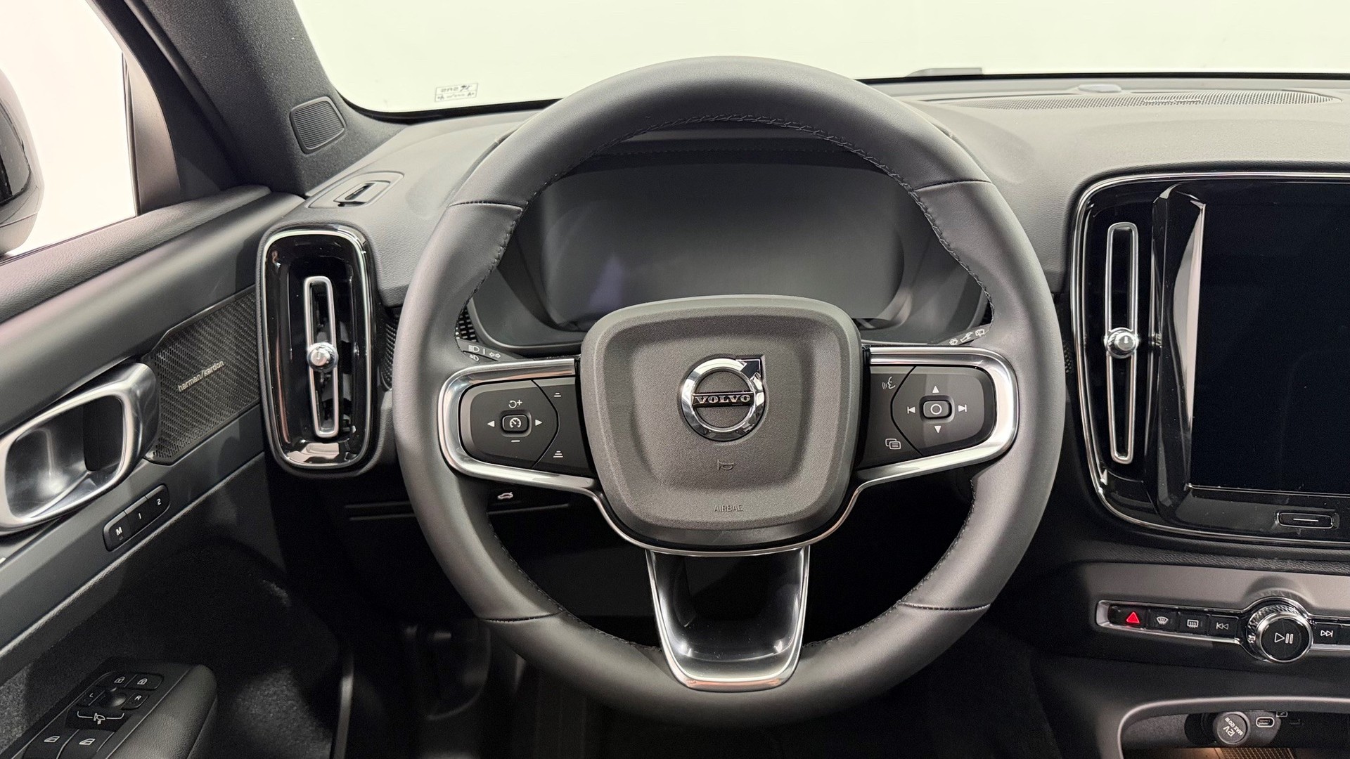 VOLVO EX40 Twin Performance Ultra AW-image-9