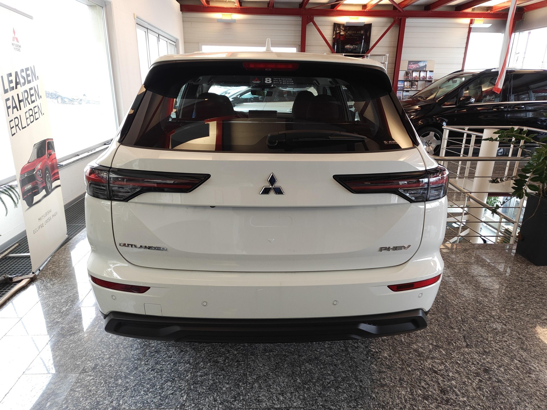 MITSUBISHI Outlander 2.4 PHEV Inform 4x4-image-2