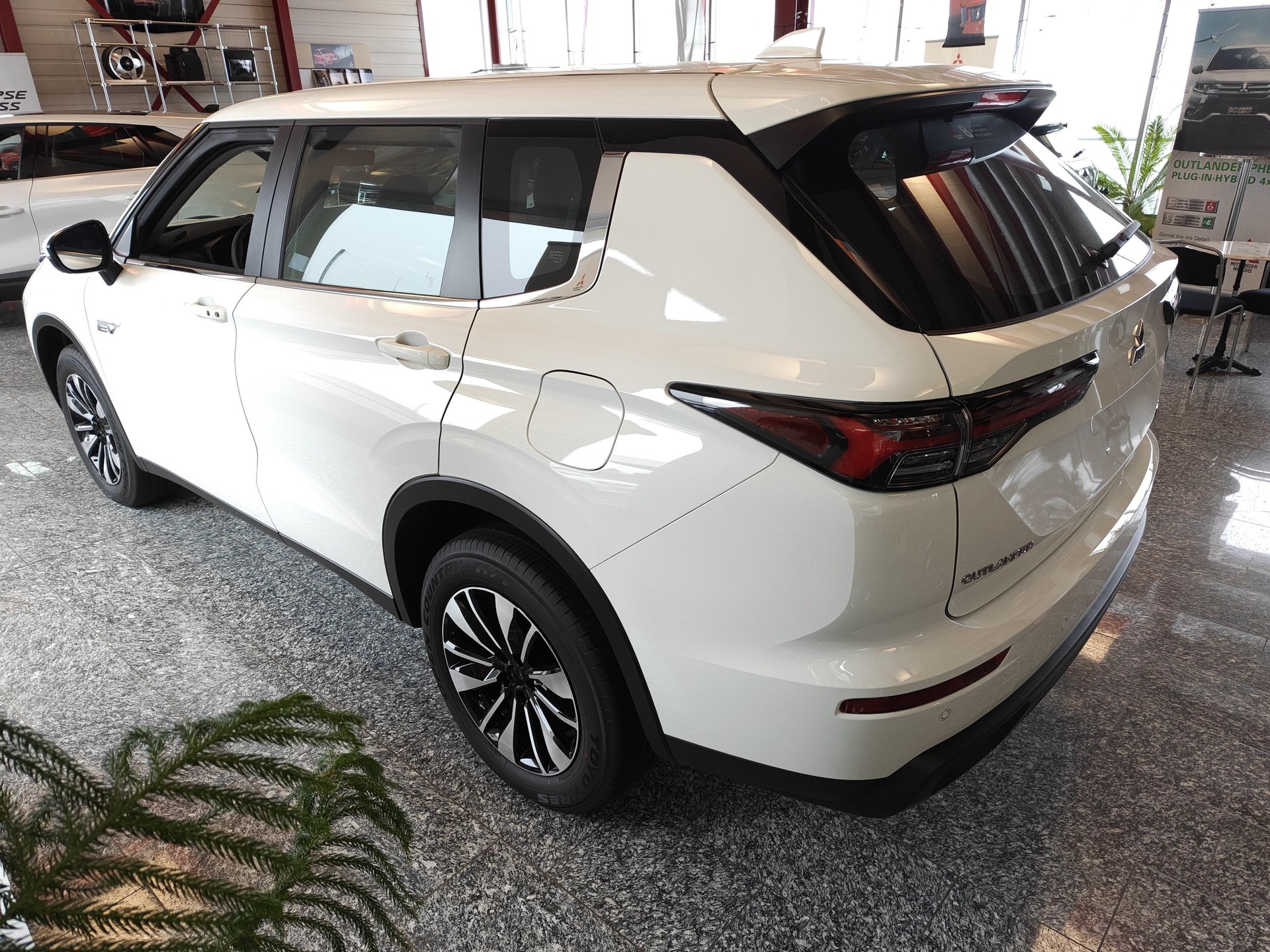 MITSUBISHI Outlander 2.4 PHEV Inform 4x4-image-1
