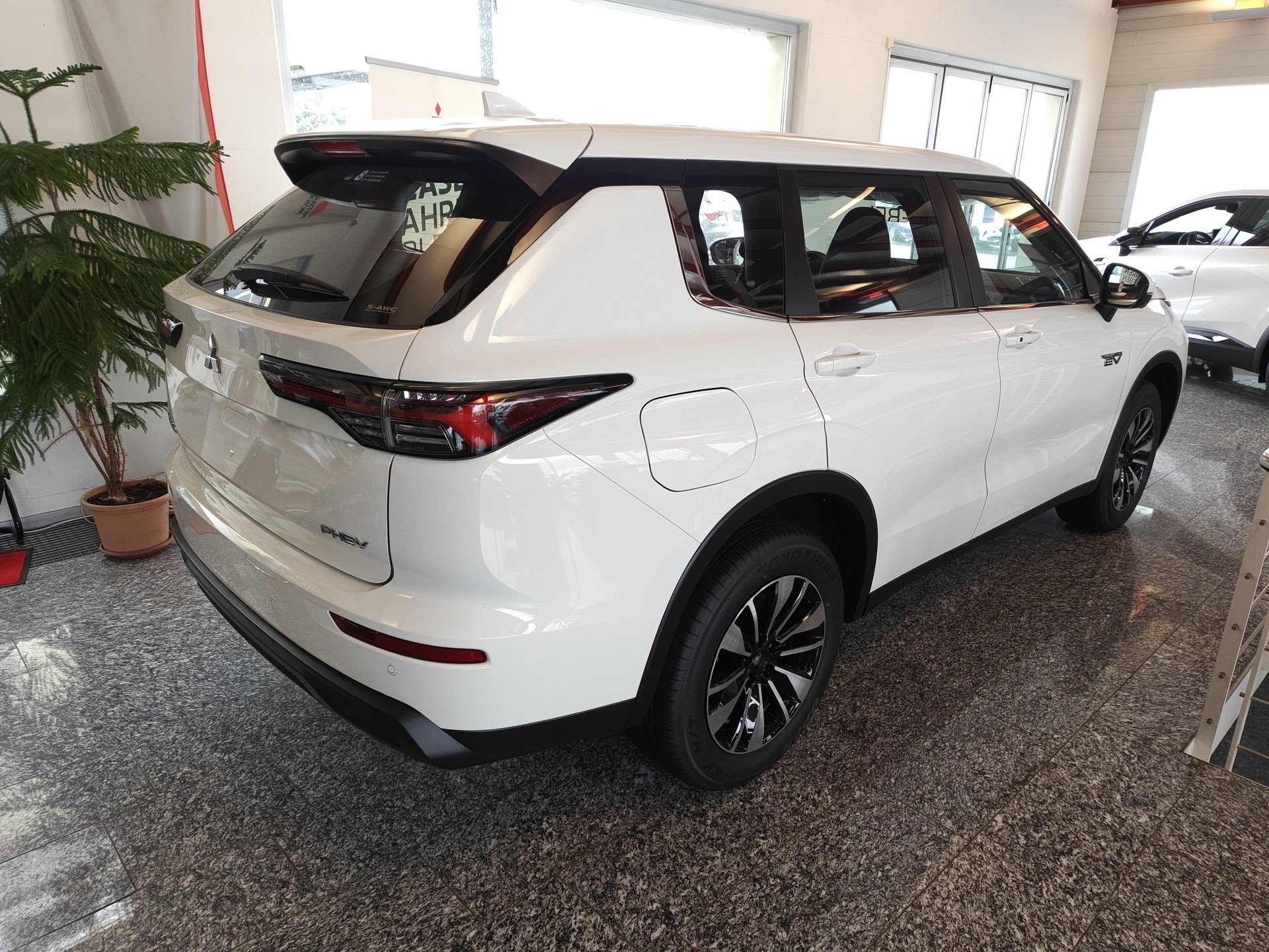 MITSUBISHI Outlander 2.4 PHEV Inform 4x4-image-3